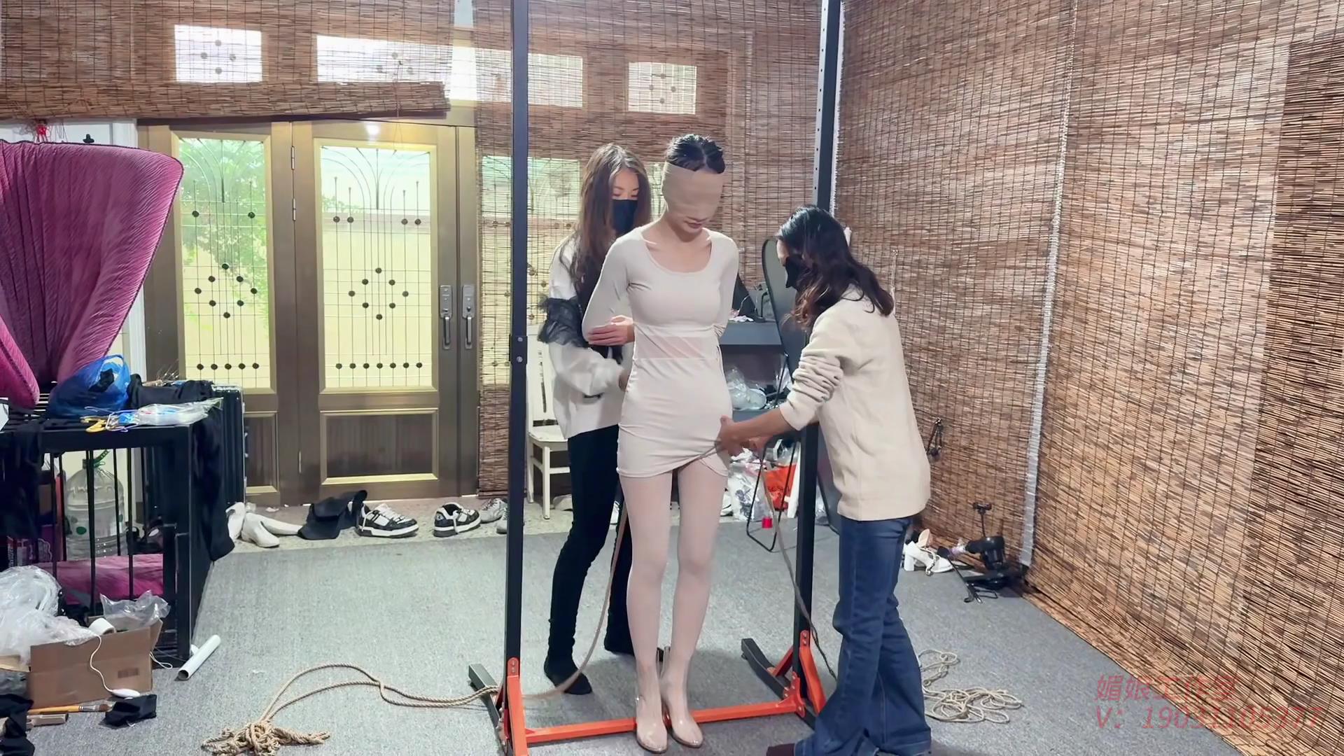 媚娘工作室 挑逗空中透明高跟鞋的瑾初[00_01_02][20251030-104633].jpg