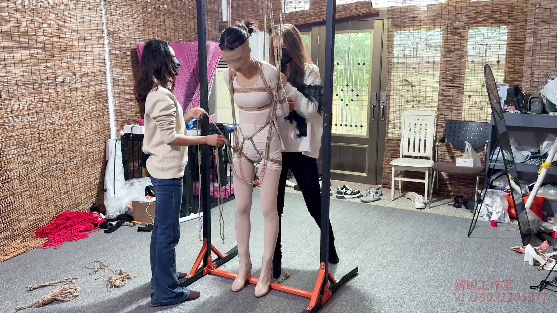 媚娘工作室 挑逗空中透明高跟鞋的瑾初[00_06_59][20251030-104637].jpg