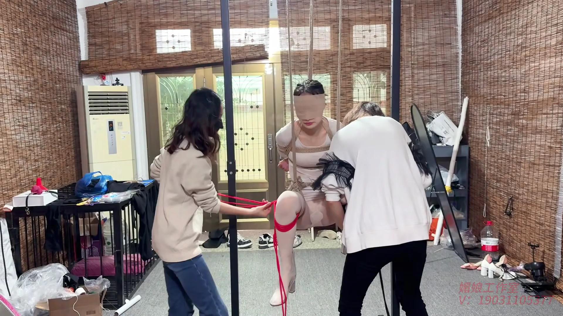 媚娘工作室 挑逗空中透明高跟鞋的瑾初[00_10_24][20251030-104639].jpg