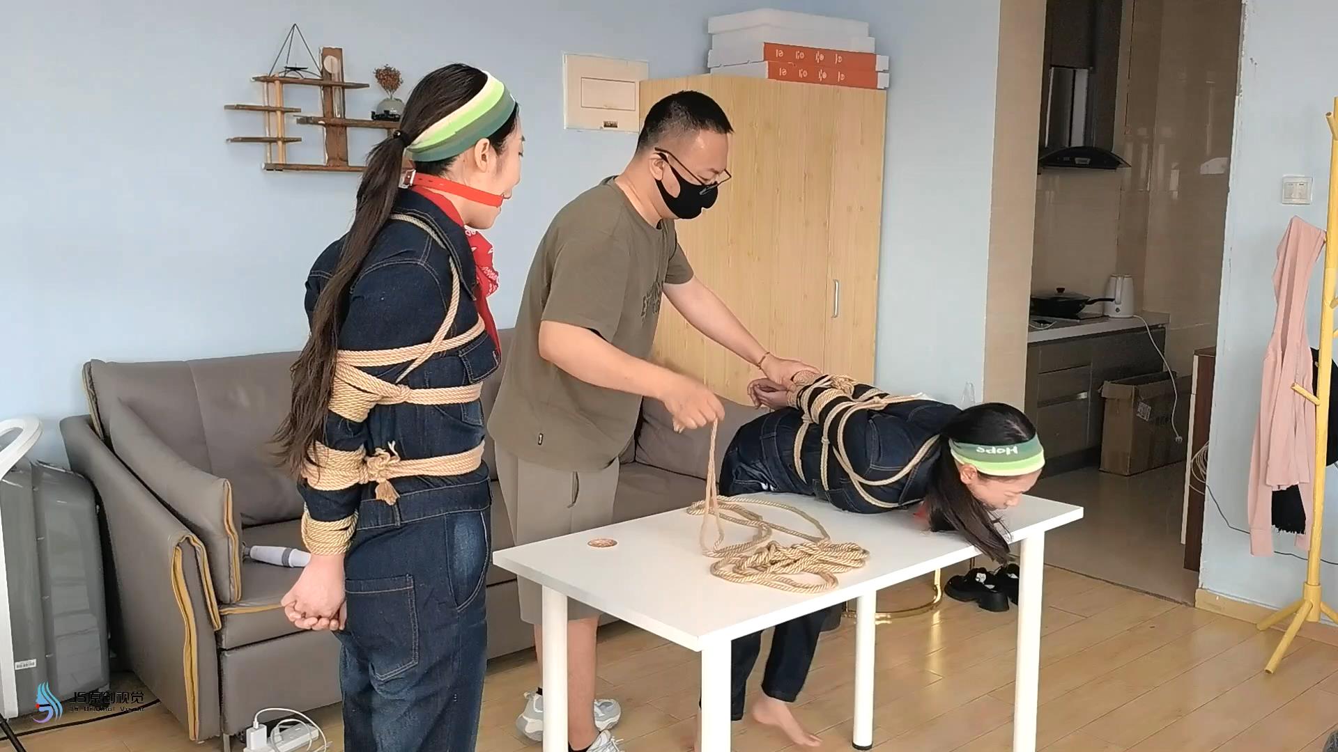 【JS】宫怡 欣妍 双女牛仔超紧直臂驷马[00_21_12][20251106-134509].jpg