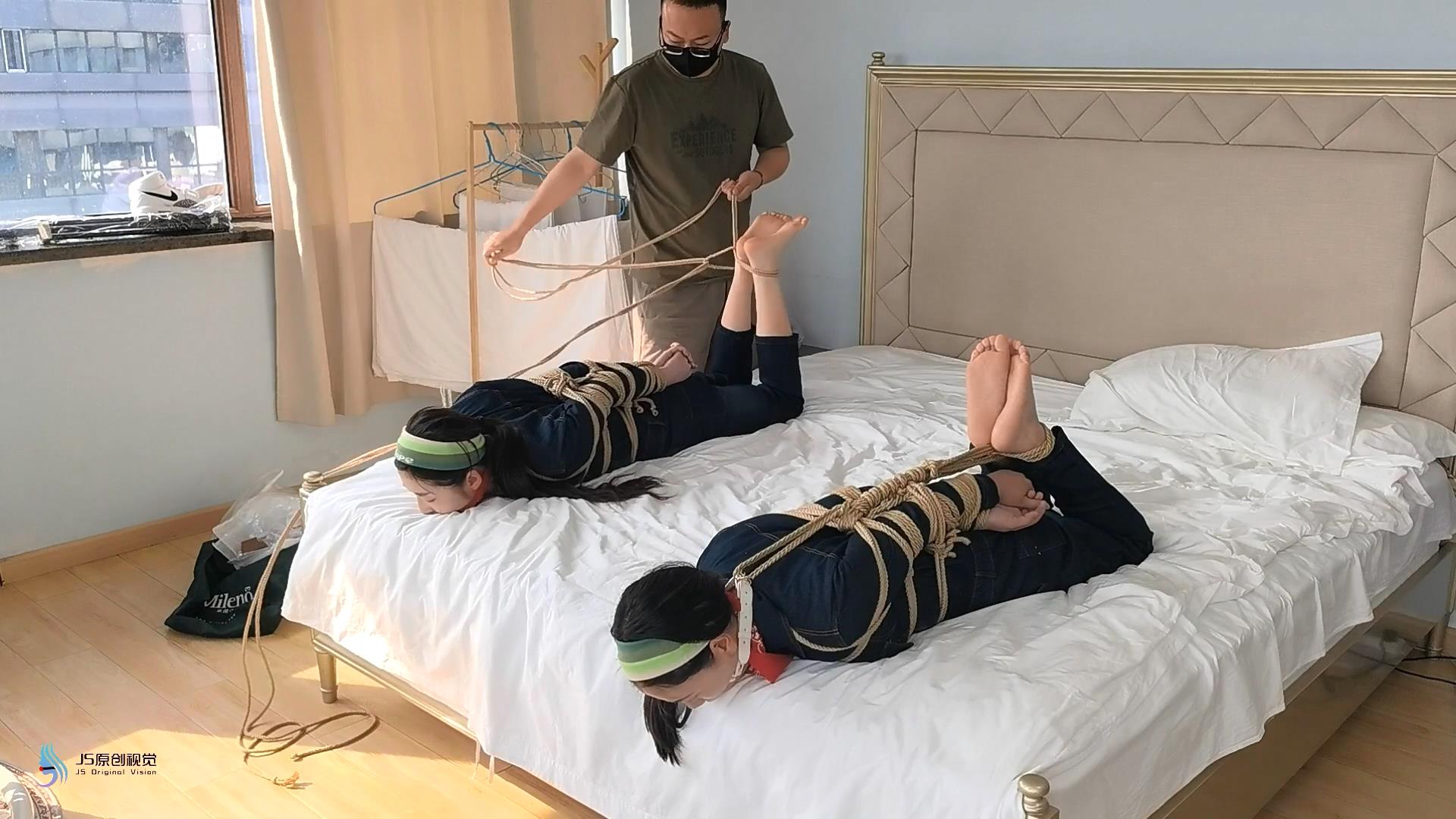 【JS】宫怡 欣妍 双女牛仔超紧直臂驷马[00_27_22][20251106-134513].jpg