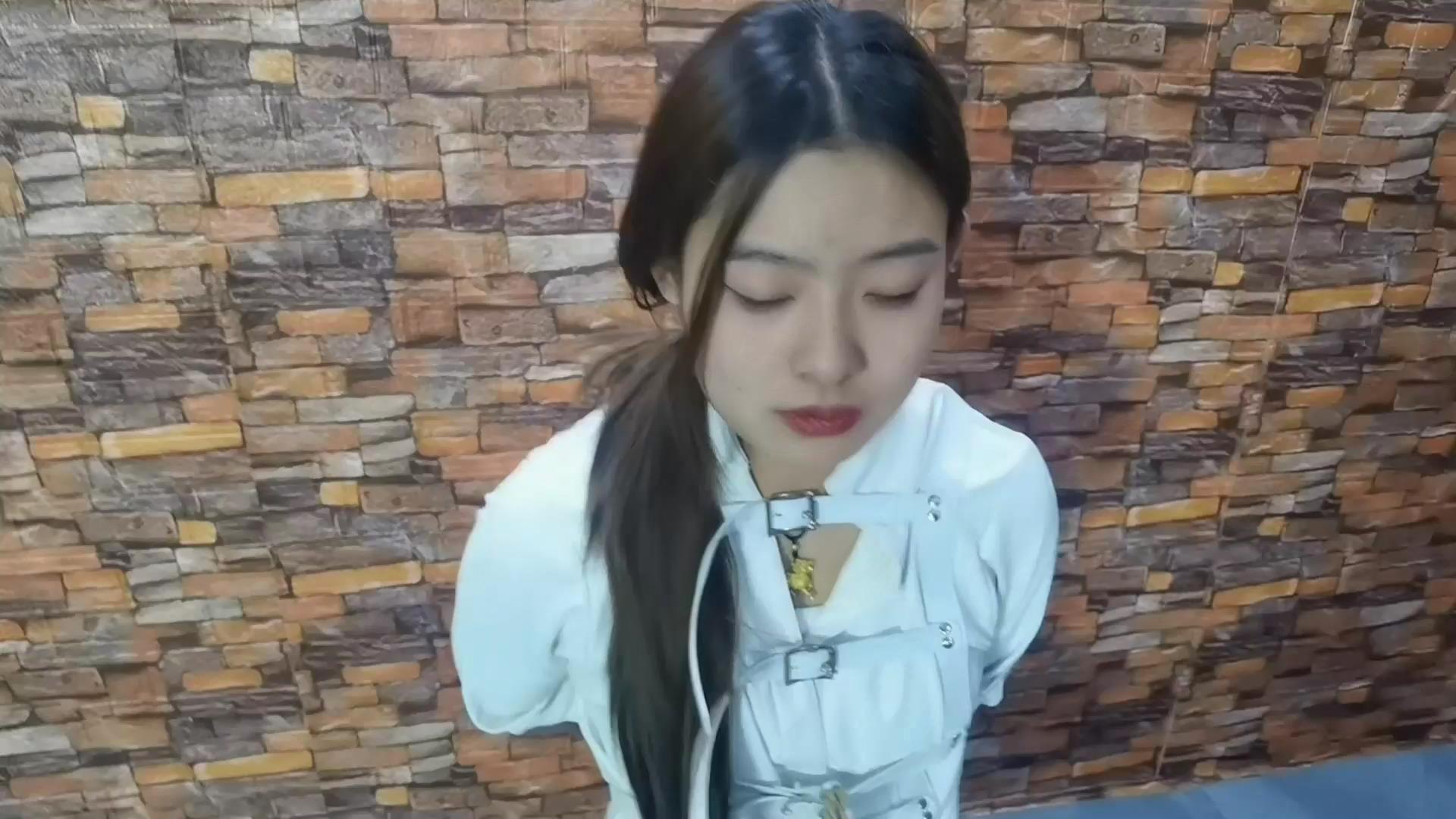 飞天原创 让希希穿上铁钉高跟,下面放入电[00_00_27][20251111-122234].jpg