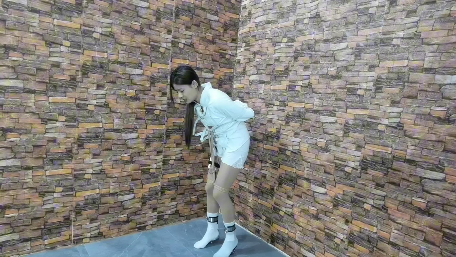 飞天原创 让希希穿上铁钉高跟,下面放入电[00_03_04][20251111-122240].jpg