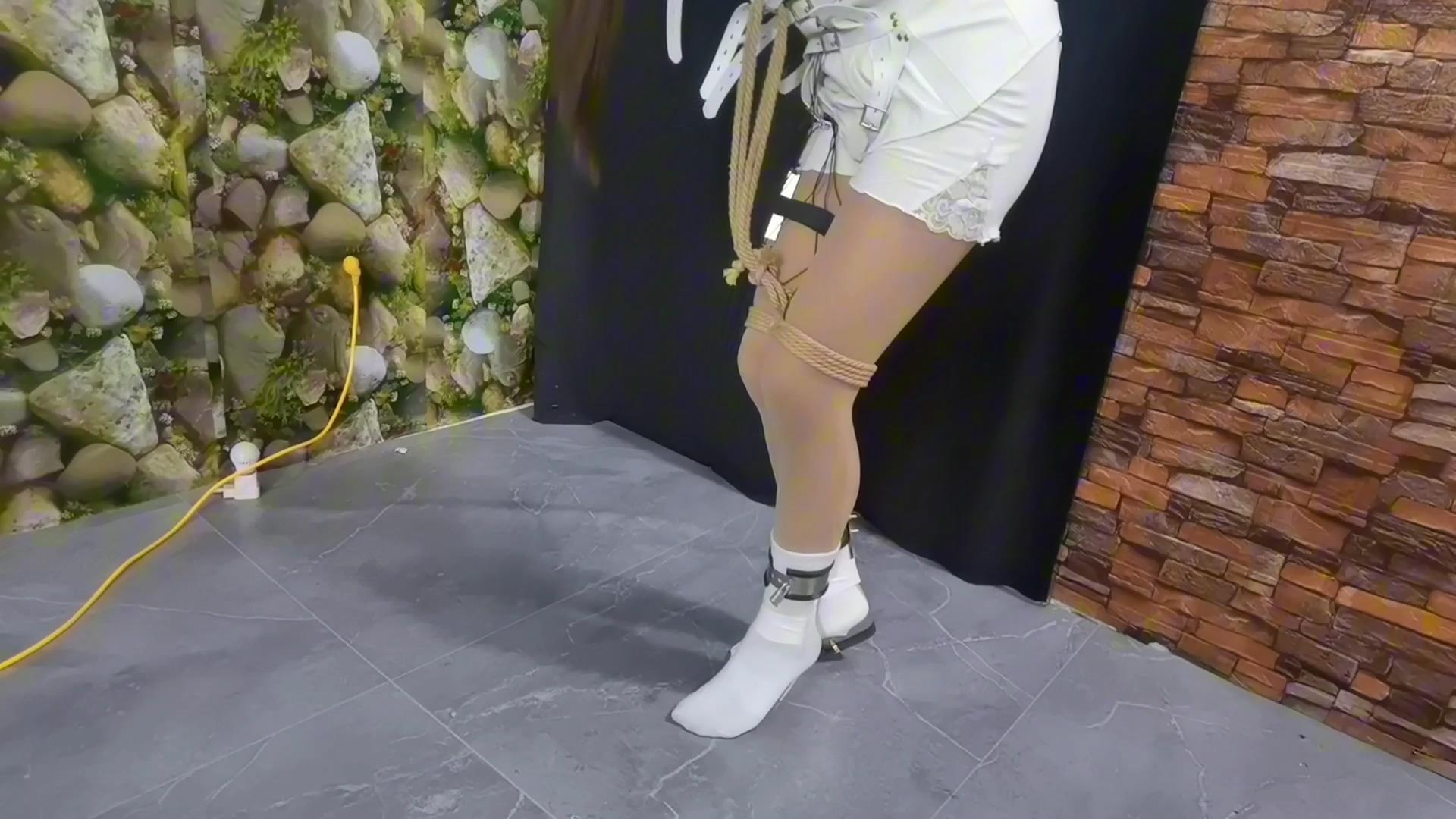 飞天原创 让希希穿上铁钉高跟,下面放入电[00_09_04][20251111-122244].jpg