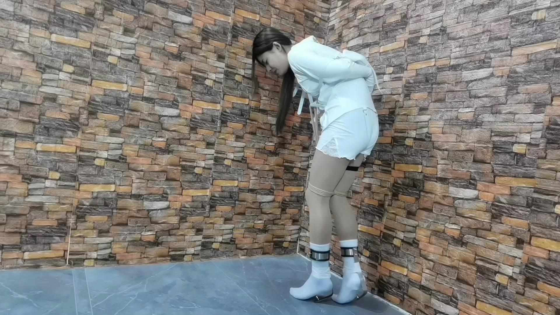 飞天原创 让希希穿上铁钉高跟,下面放入电[00_06_34][20251111-122242].jpg