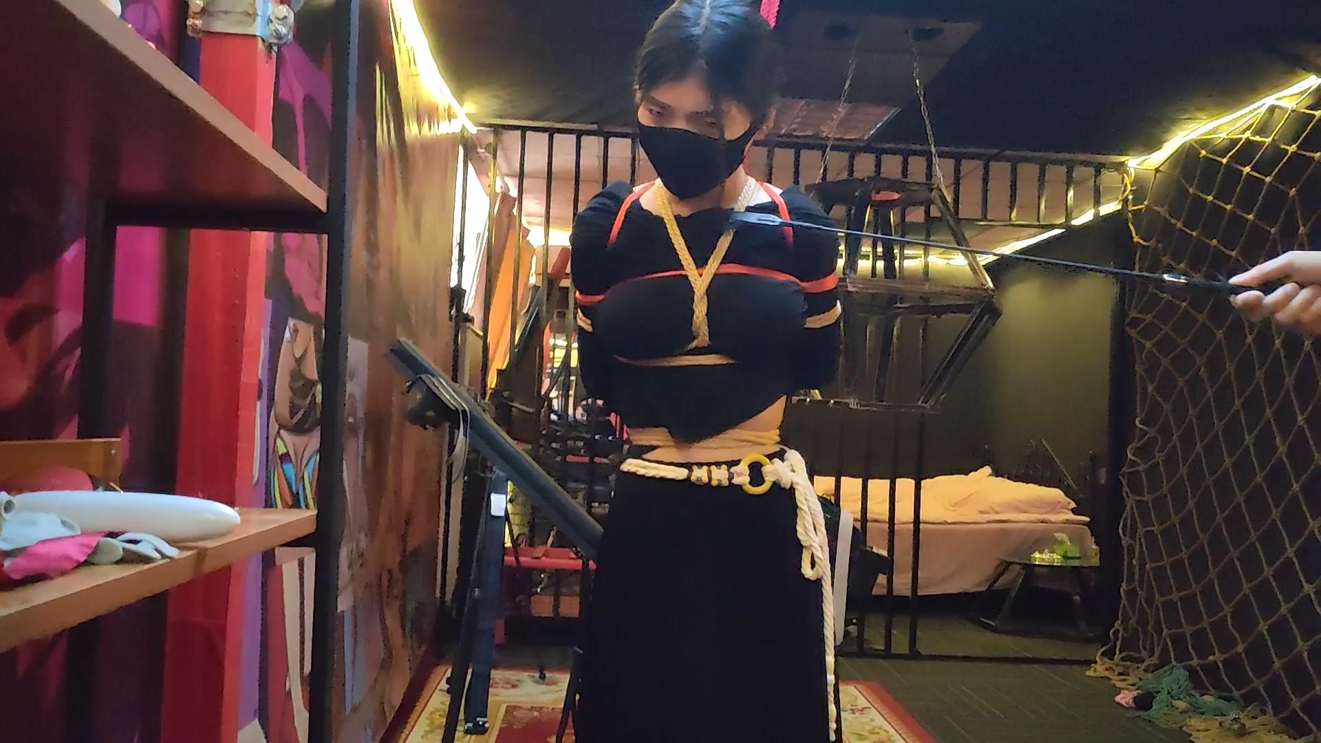 意之窗 圈里小爱慕第一次拍摄 鞭打 炸裂[00_00_56][20251112-131526].jpg