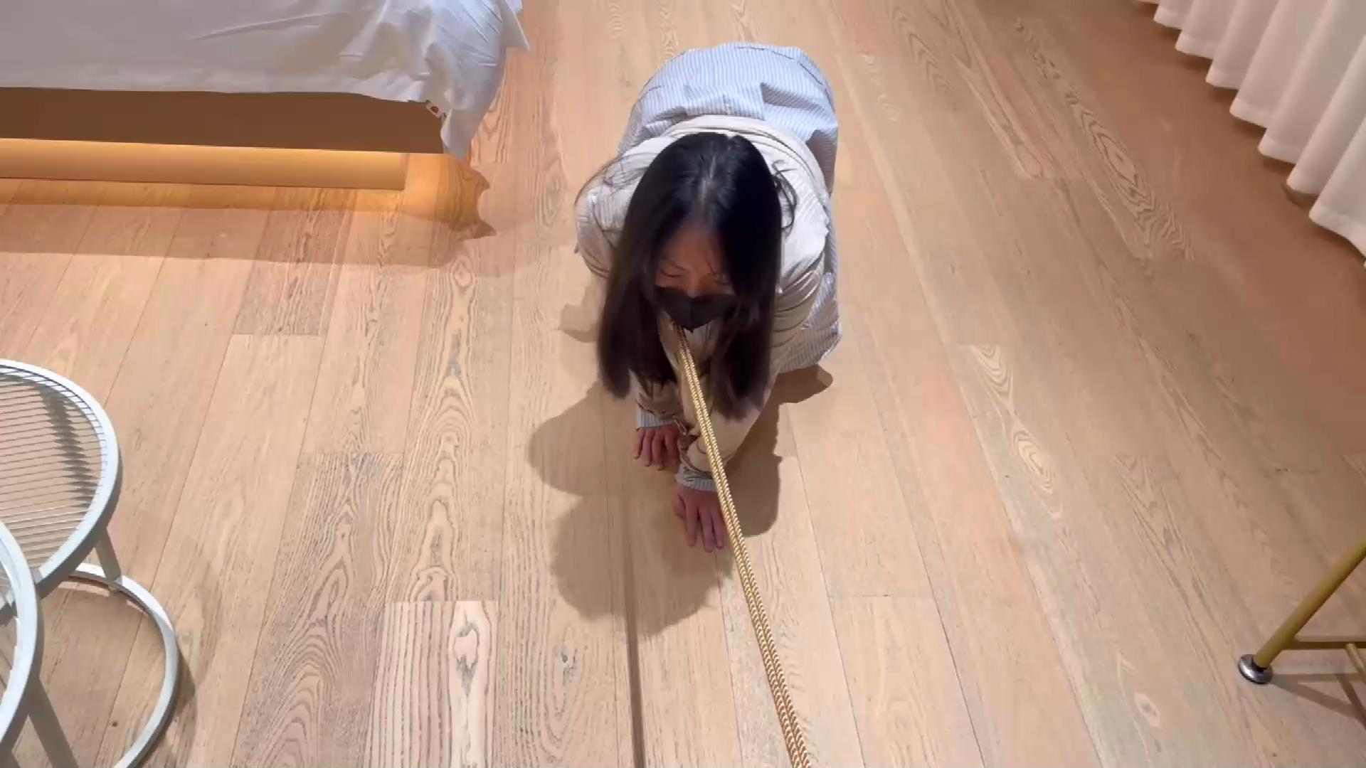 久安安 遛遛小狗，穿着白袜贝壳头心甘当狗[00_10_49][20251114-115719].jpg