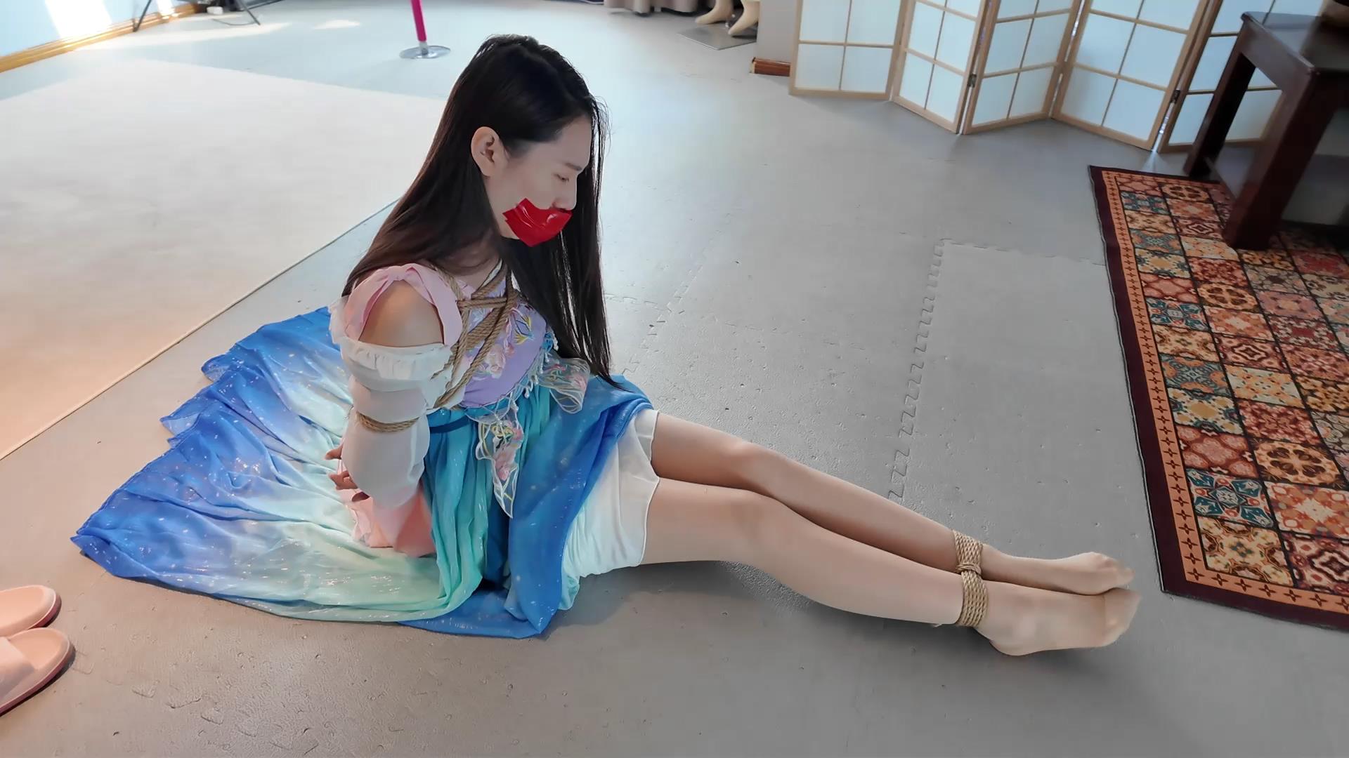 一绳所爱-汉服学姐被老公弟弟绑架带走 卢[00_14_48][20251116-113446].jpg