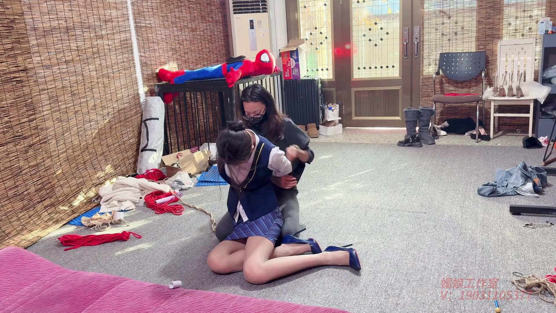 媚娘工作室 展示后备箱里的女孩[00_03_27][20251123-095826].jpg