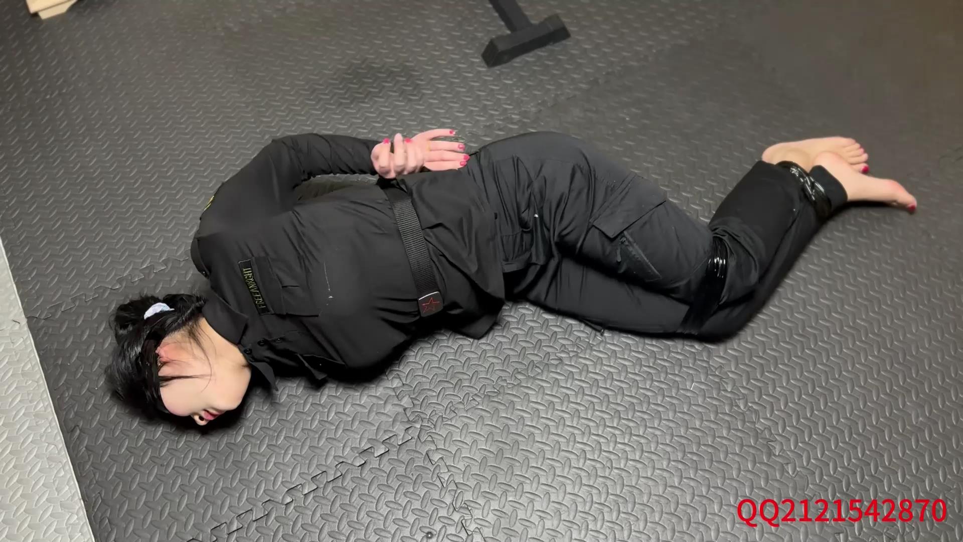 悦感日记 小美 夜袭女保安逼问密码胶带捆[00_02_23][20251123-100141].jpg