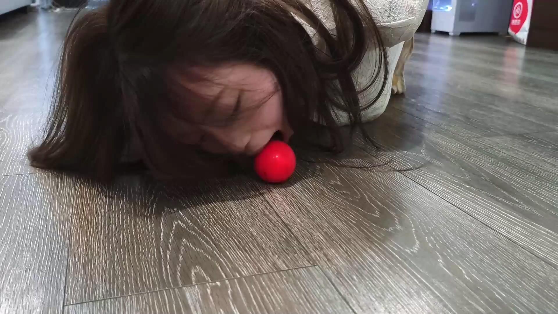 禾一原创 命令 清纯小美 紧缚跪姿嘴捡球[00_08_47][20251123-105815].jpg