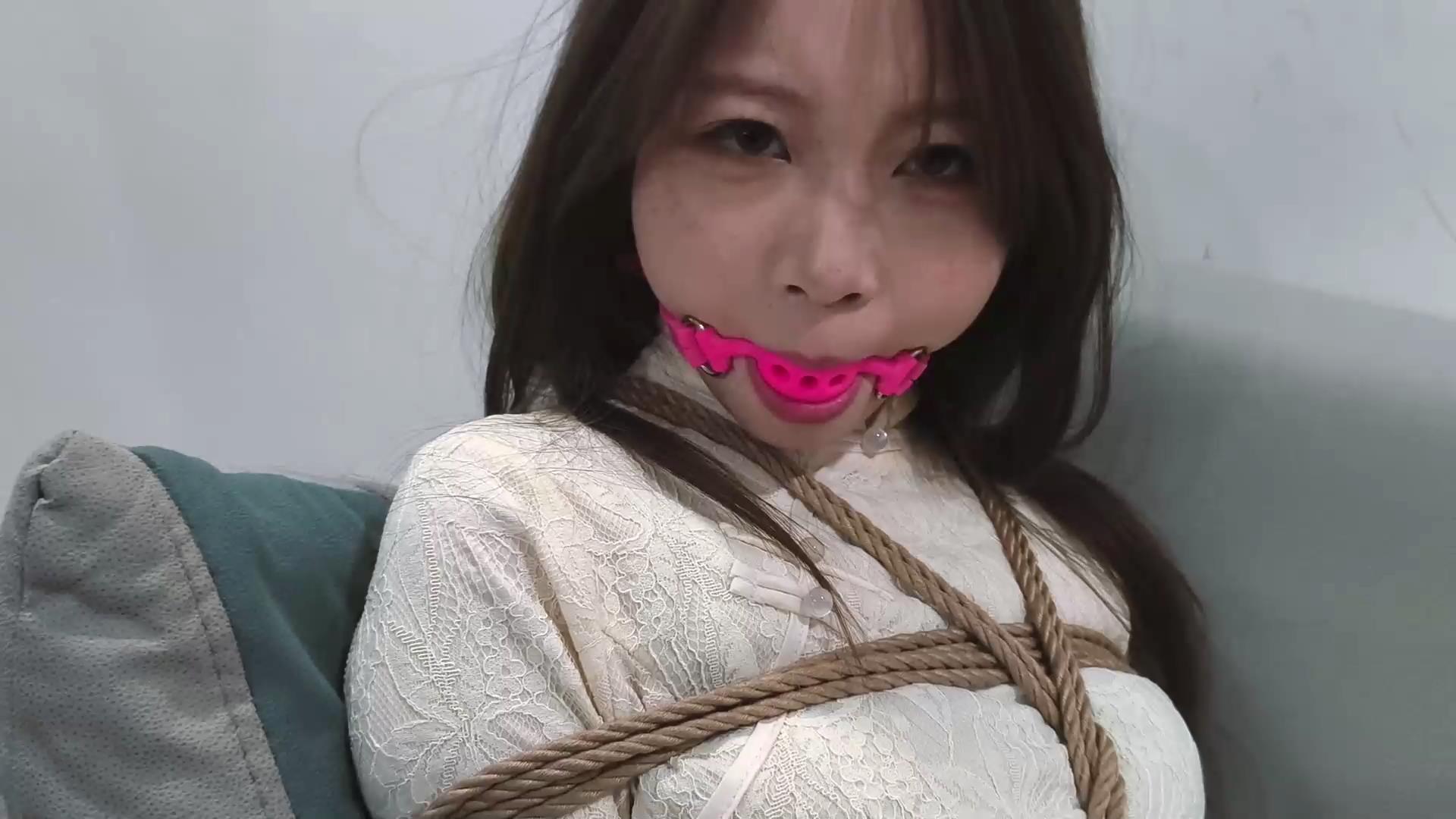 禾一原创 命令 清纯小美 紧缚跪姿嘴捡球[00_25_41][20251123-105827].jpg