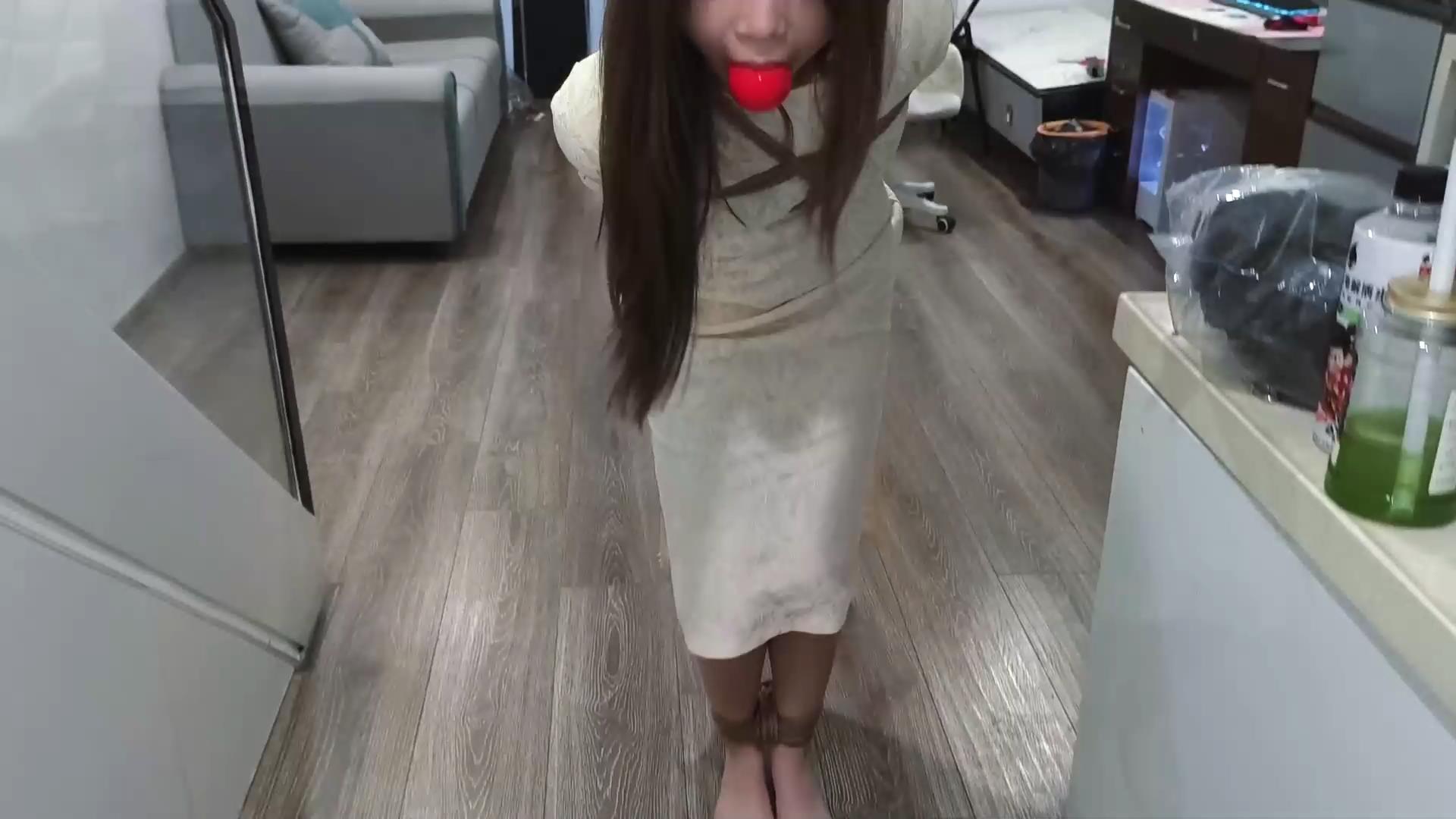 禾一原创 命令 清纯小美 紧缚跪姿嘴捡球[00_15_10][20251123-105821].jpg