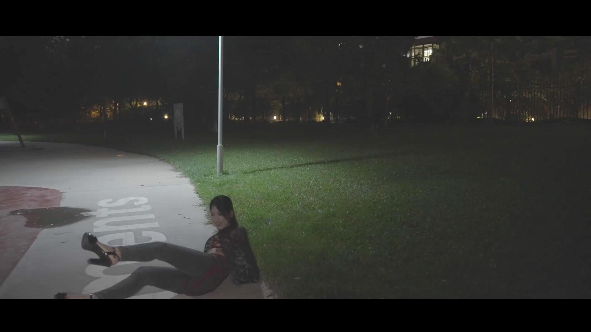 半岛束艺 泽爱 小区遛猫[00_00_12][20251126-155117].jpg