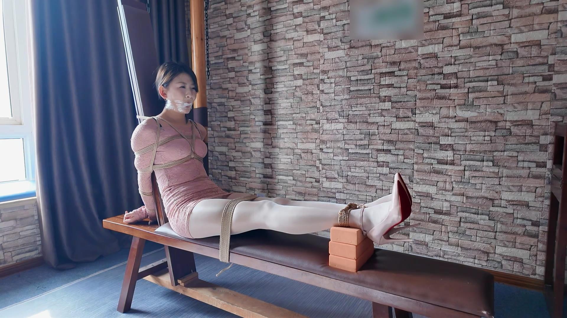 一绳所爱-魏灿灿老虎凳折磨 晓晓户外五花[00_13_16][20251201-161653].jpg