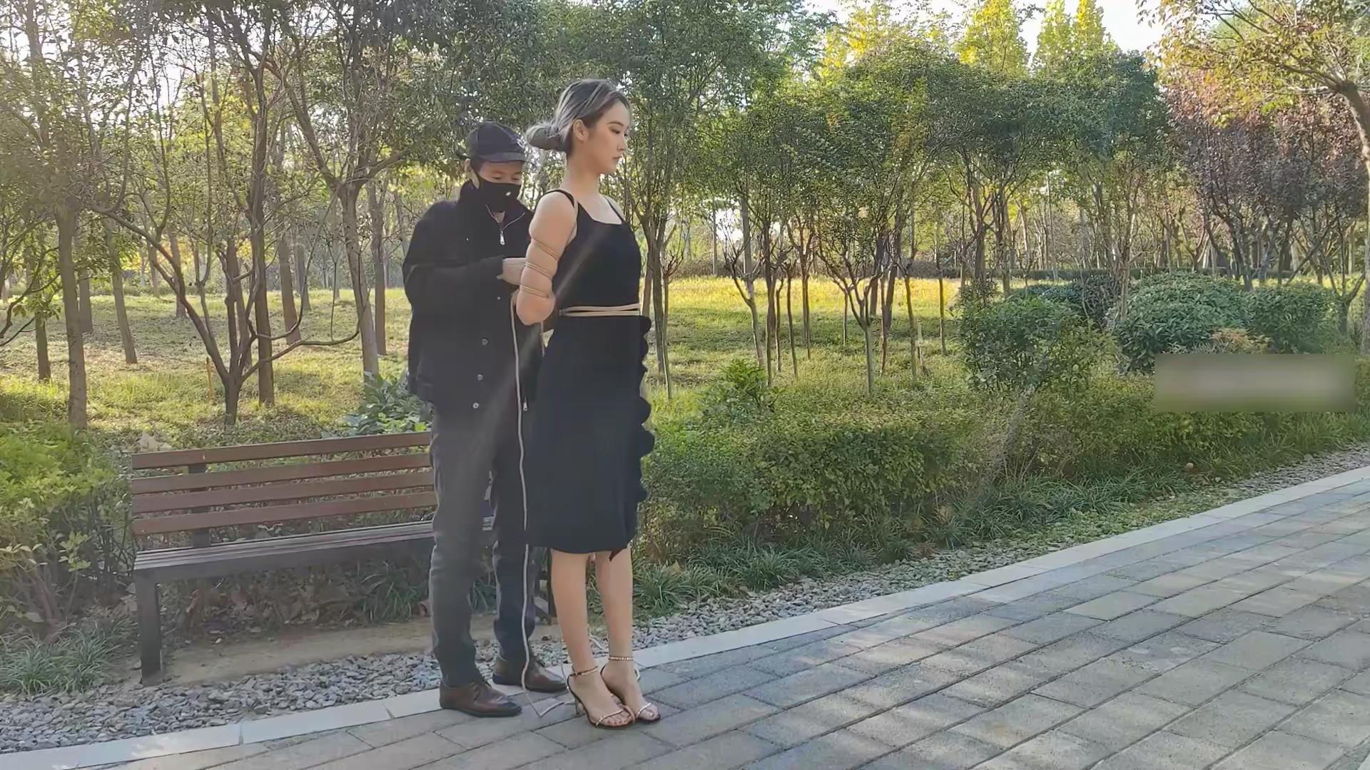 一绳所爱-魏灿灿老虎凳折磨 晓晓户外五花[00_37_27][20251201-161703].jpg