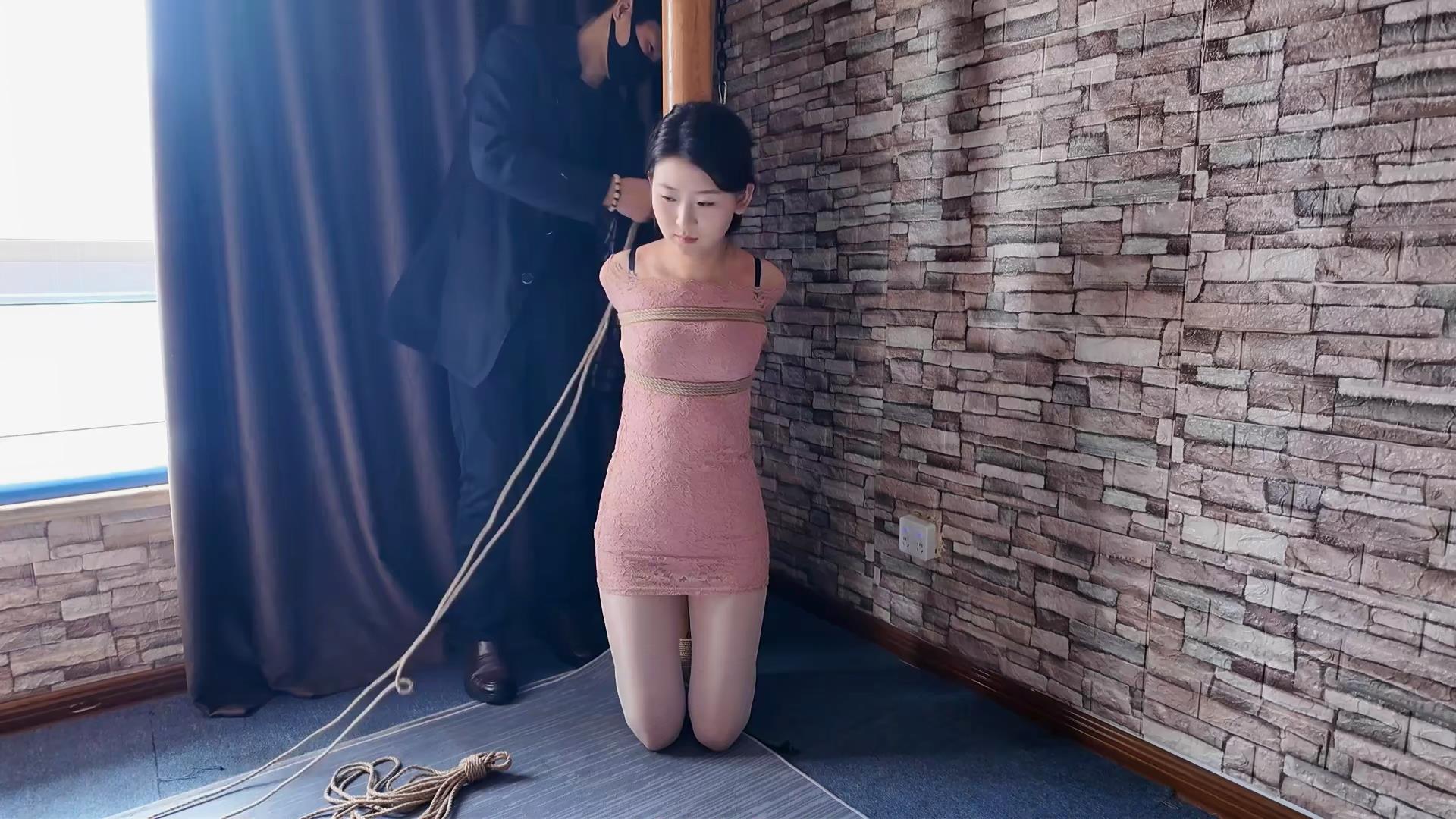 一绳所爱-魏灿灿老虎凳折磨 晓晓户外五花[00_19_18][20251201-161655].jpg