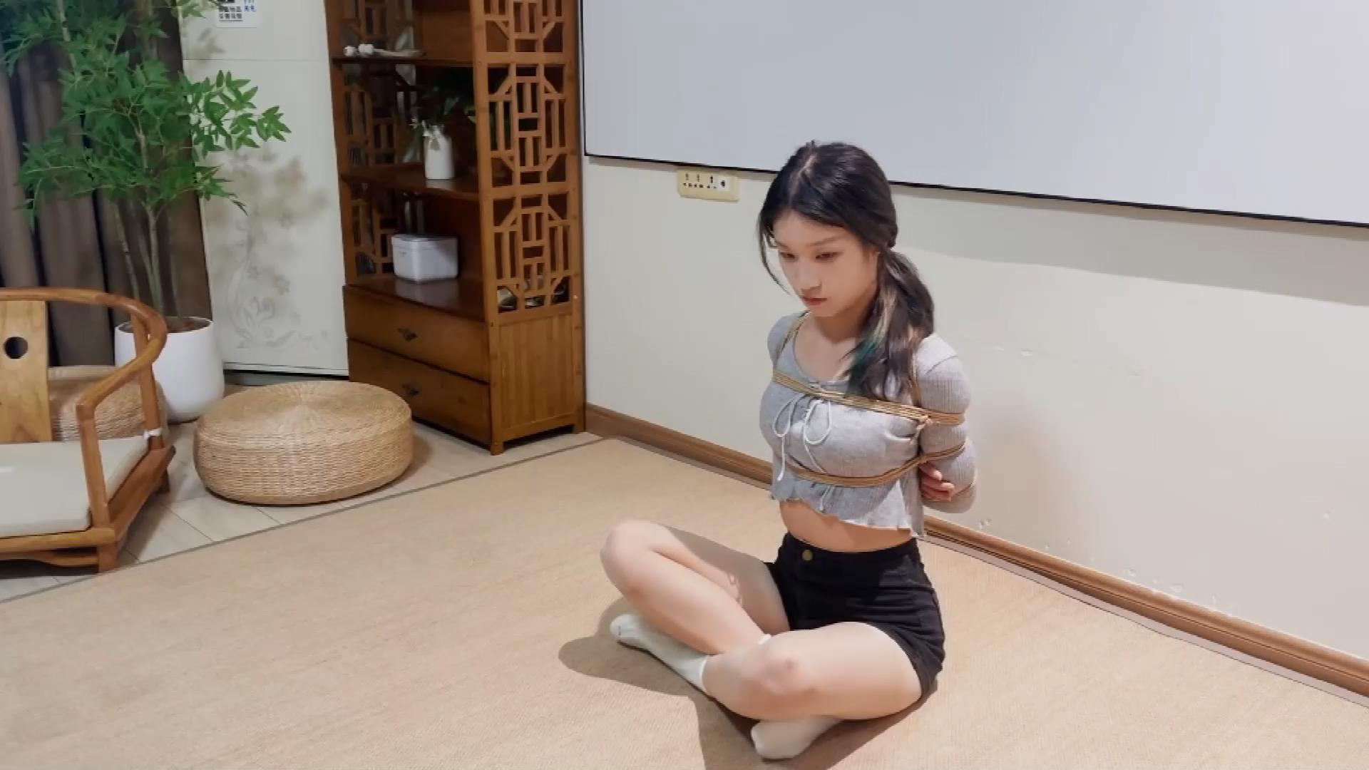 奥特曼 绳艺日常：分享几个比较有特点的妹[00_00_20][20251201-162410].jpg