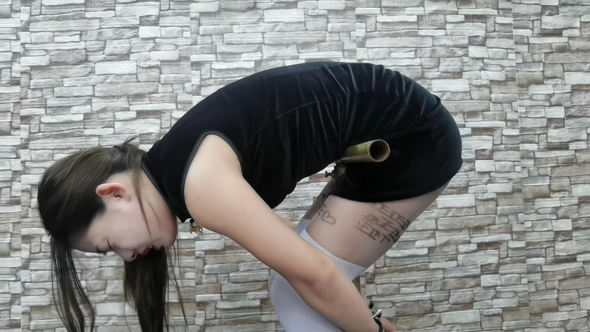 飞天原创 捣蛋学生把希希老师骗到家里用拘[00_00_25][20251206-125030].jpg