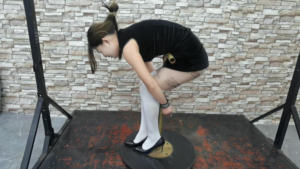 飞天原创 捣蛋学生把希希老师骗到家里用拘[00_06_26][20251206-125040].jpg