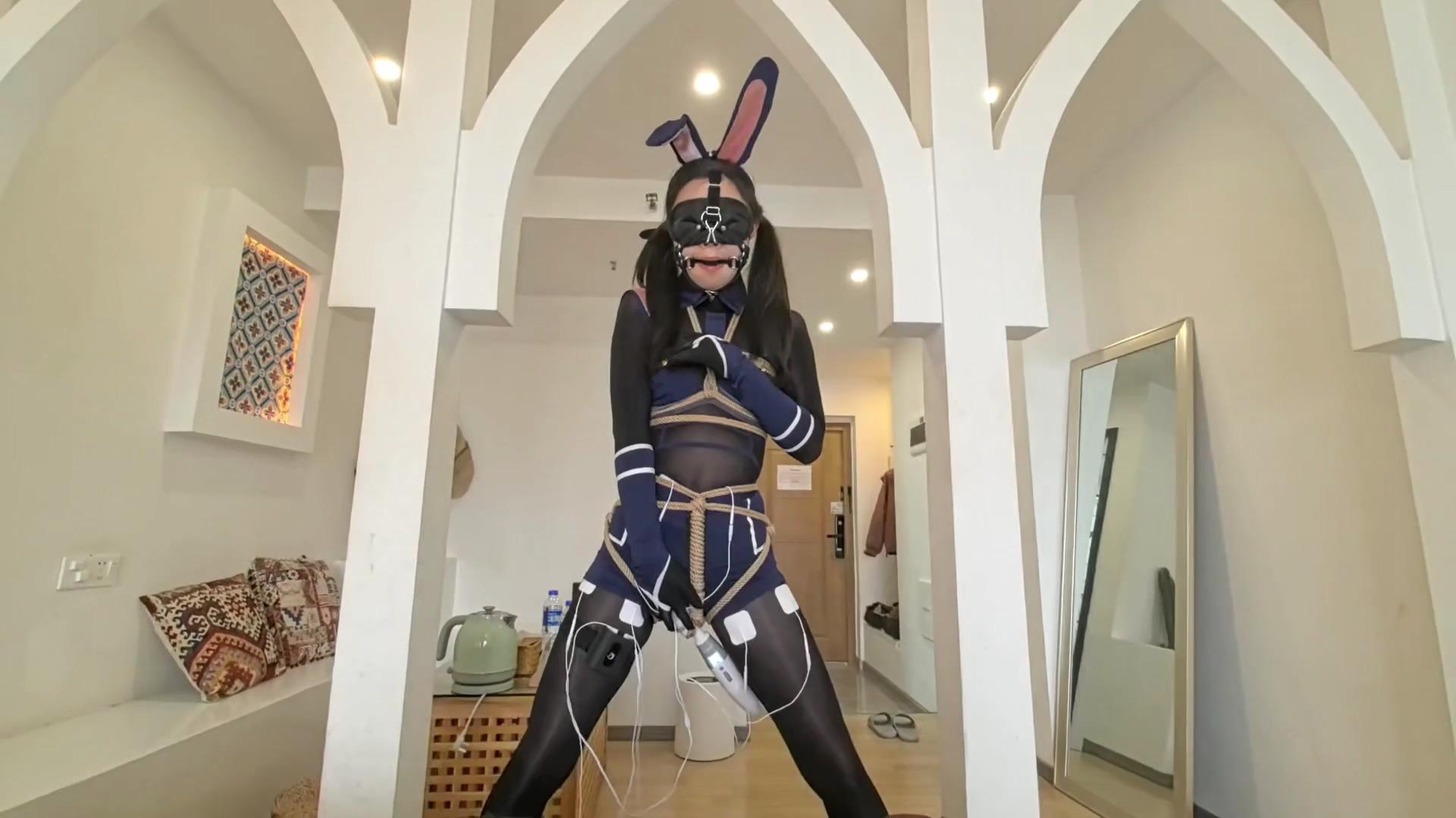 FXX 小sao兔 连体油光黑丝＋大字缚[00_06_54][20251208-120723].jpg