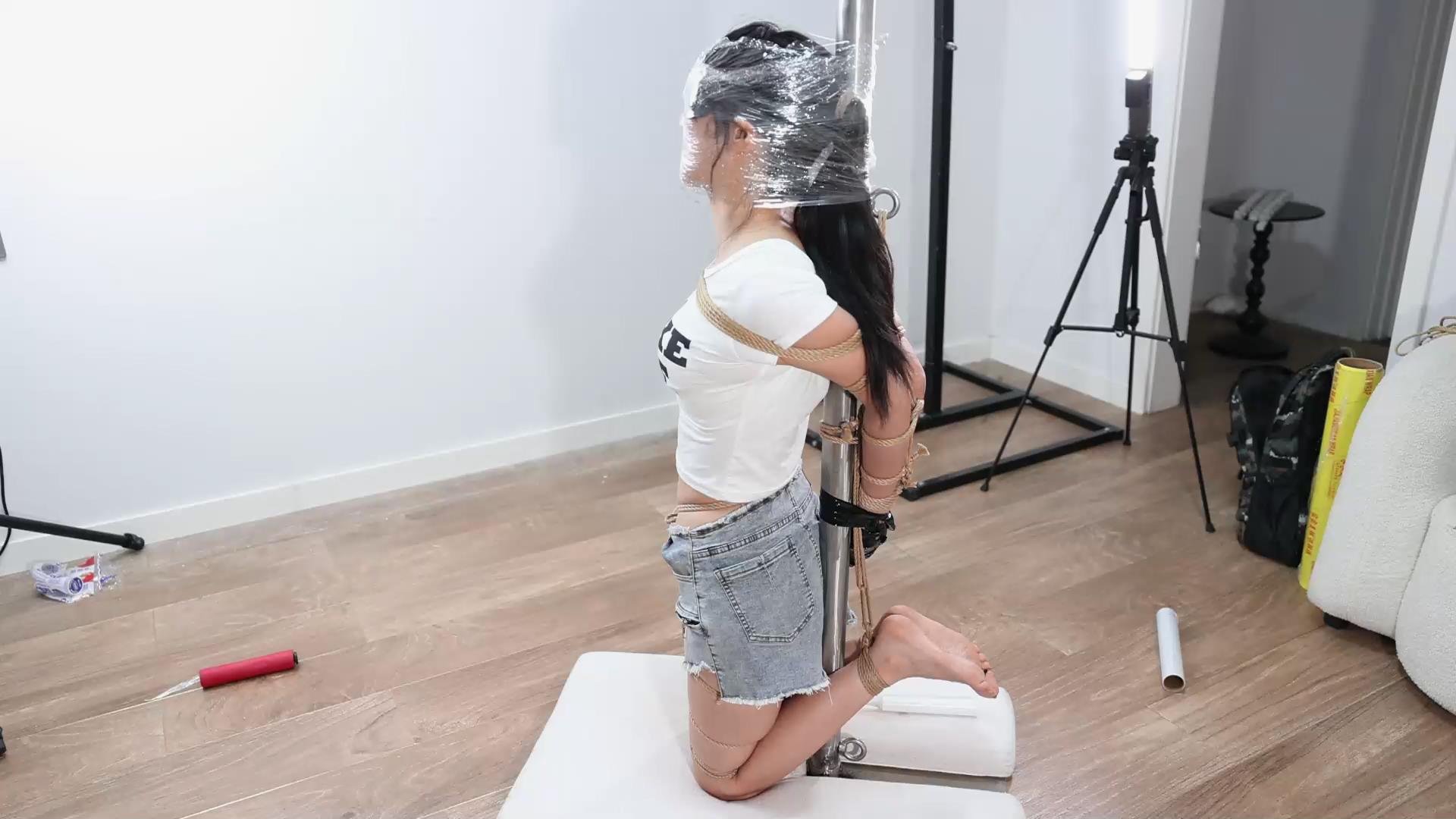 中二病 立柱驷马，裸足，TK，保鲜膜封闭[00_39_56][20251210-135442].jpg