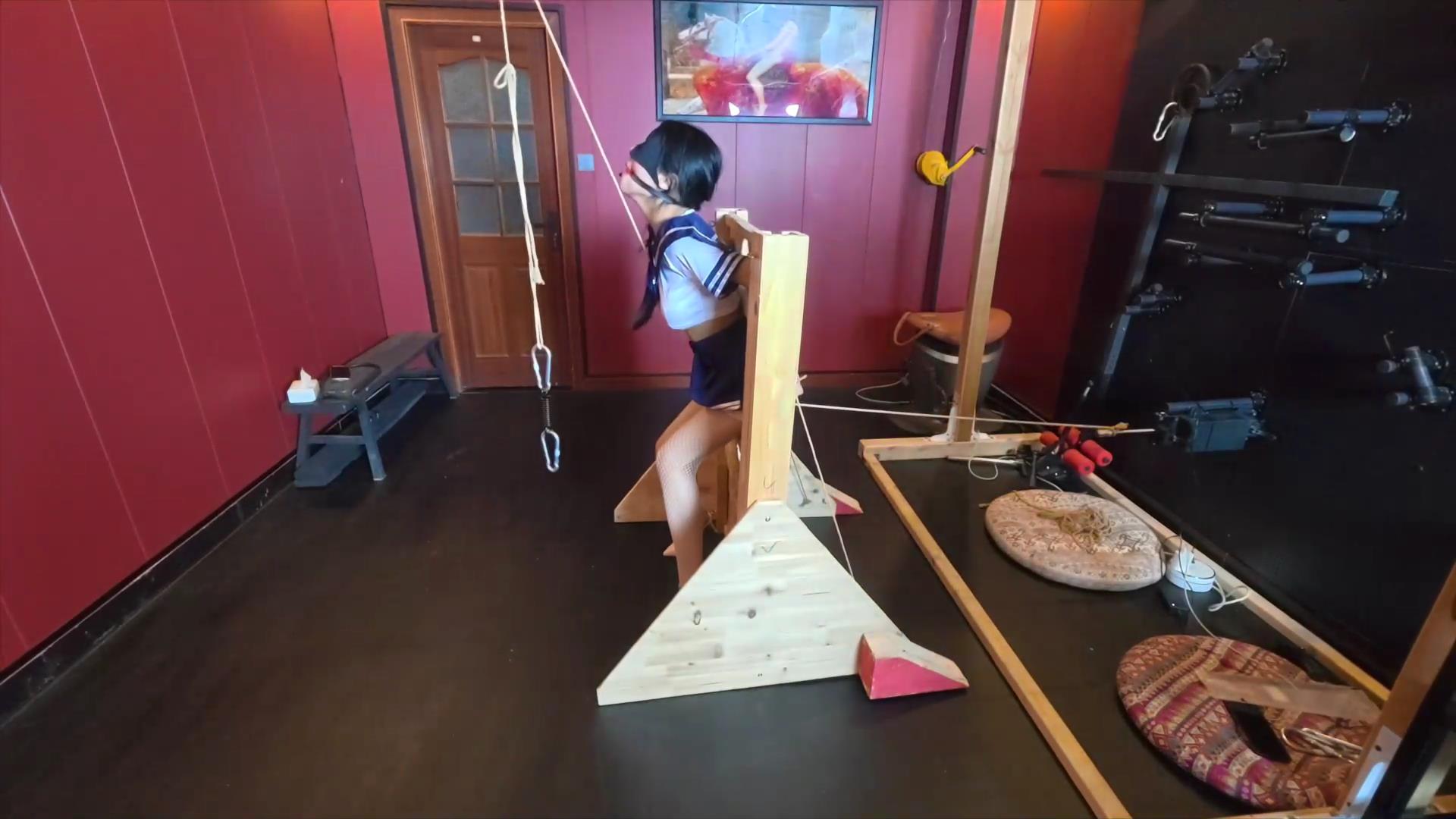 意之窗 汤圆 真空袋窒息 固定木质刑架 [00_13_24][20251217-140551].jpg