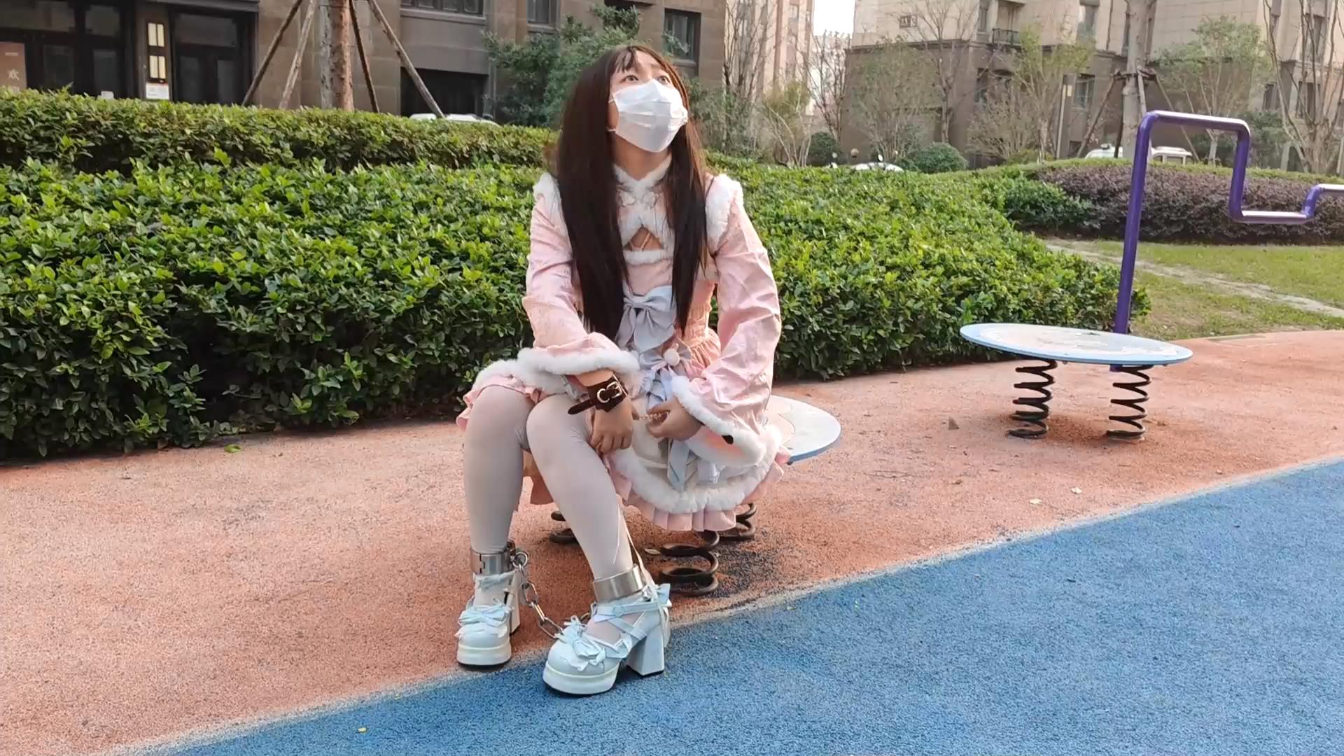 苏苏 元素拉满，泳装绳衣啵啵贝洛丽塔镣铐[00_19_26][20251219-135126].jpg