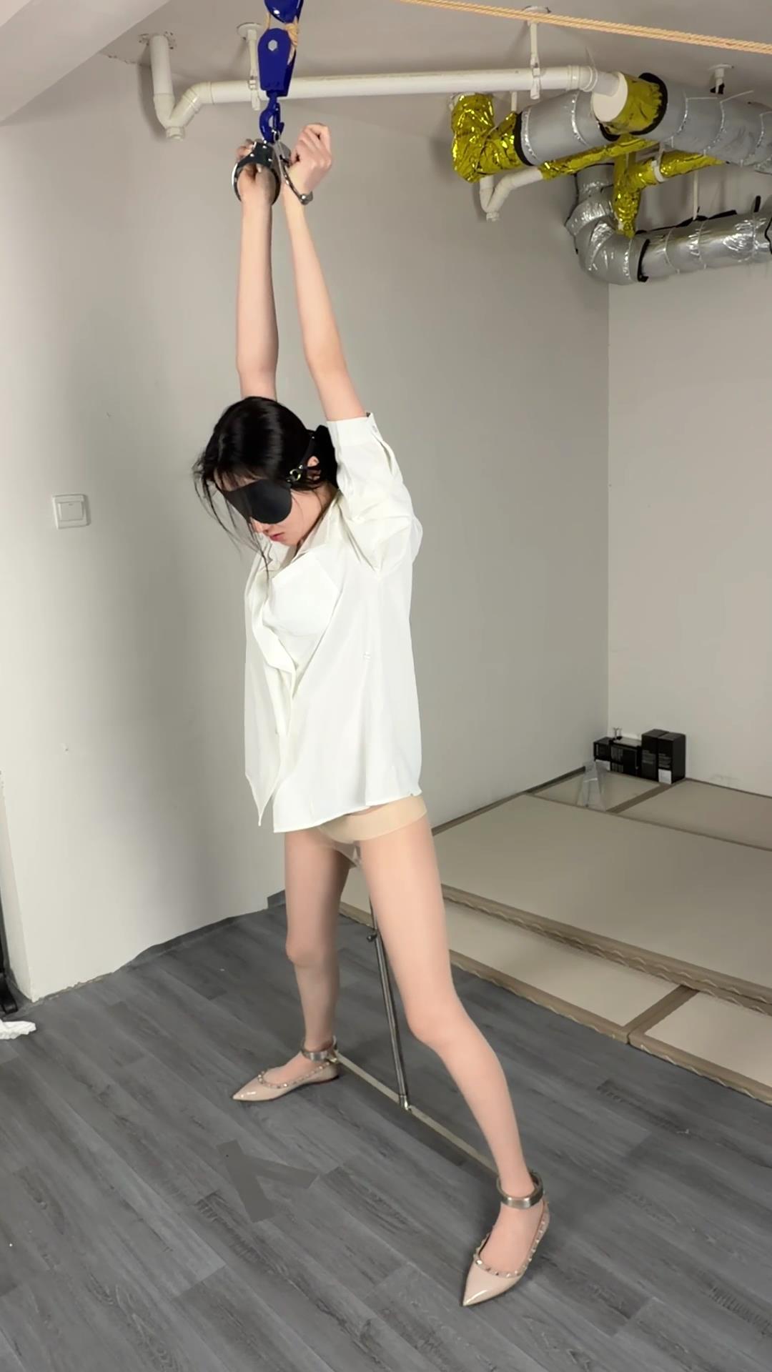 眼眸出品 丁字刑具强制开腿 灌肠[00_14_31][20260108-133757].jpg