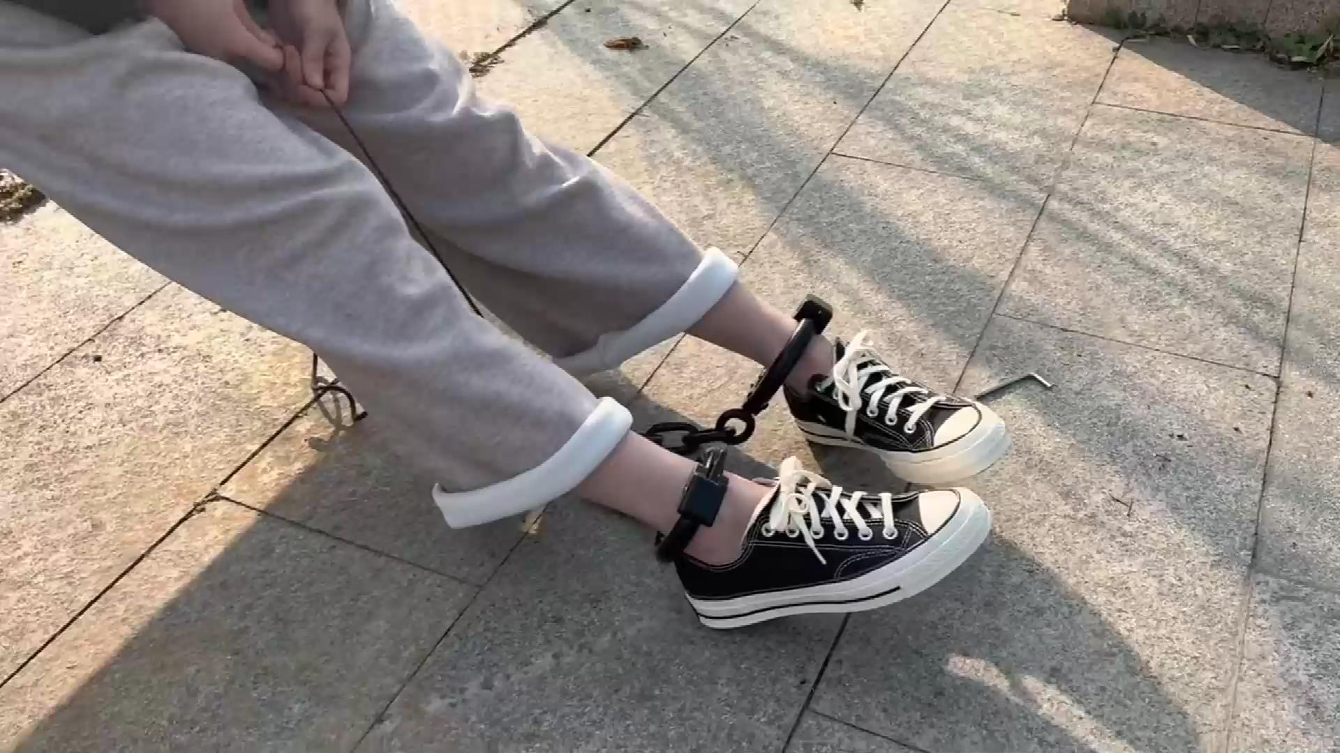 布莱恩 匡威女孩白天公园玩镣铐-冬日里的[00_35_42][20260115-135903].jpg