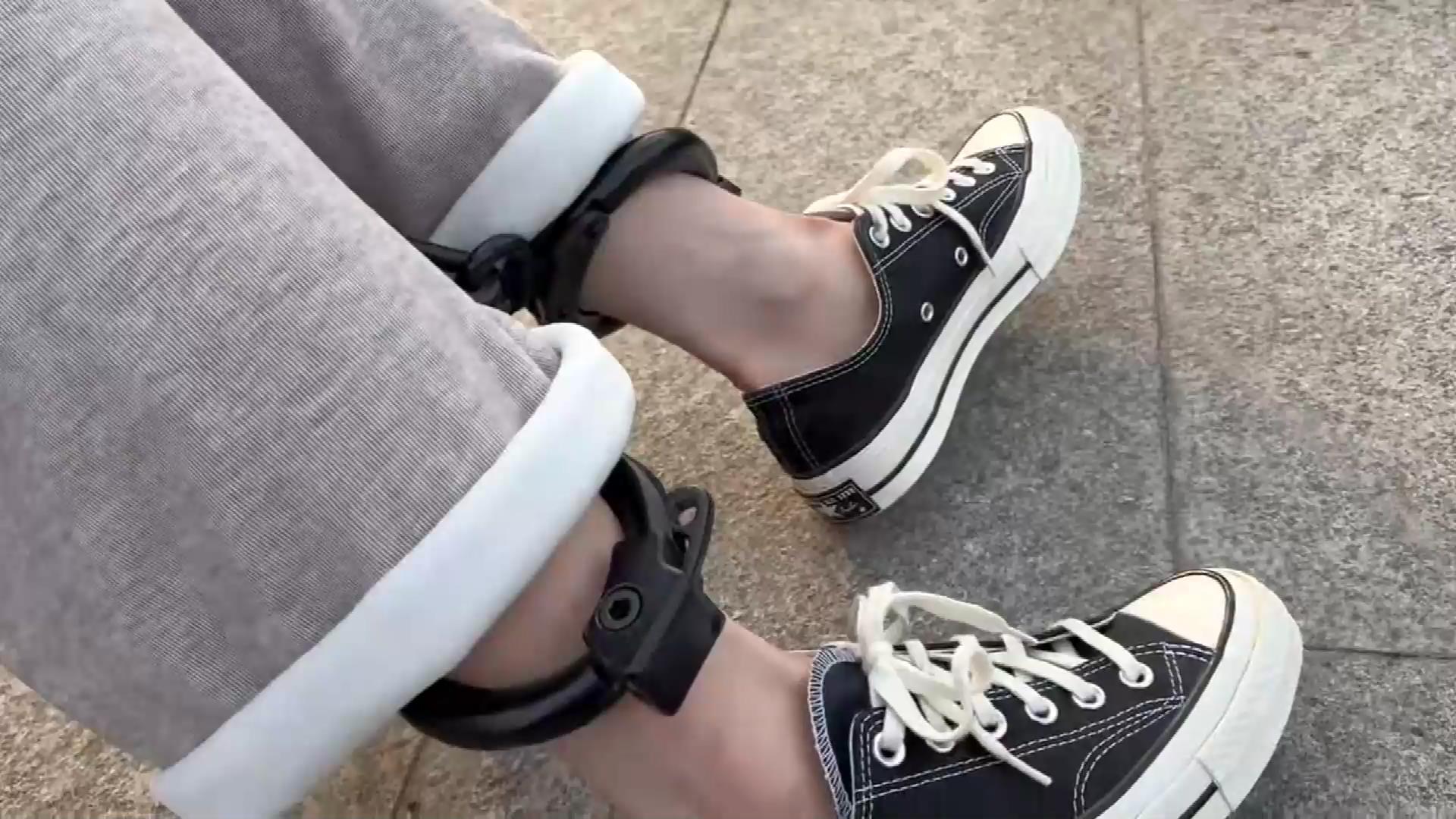 布莱恩 匡威女孩白天公园玩镣铐-冬日里的[00_54_55][20260115-135909].jpg