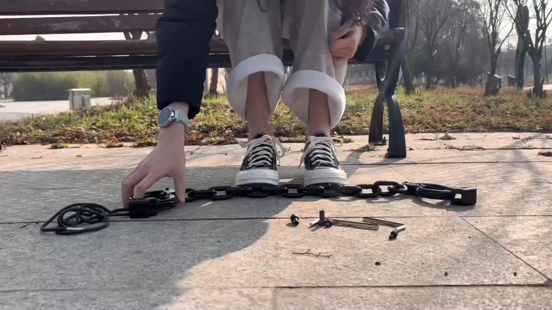 布莱恩 匡威女孩白天公园玩镣铐-冬日里的[20260115-135856].jpg