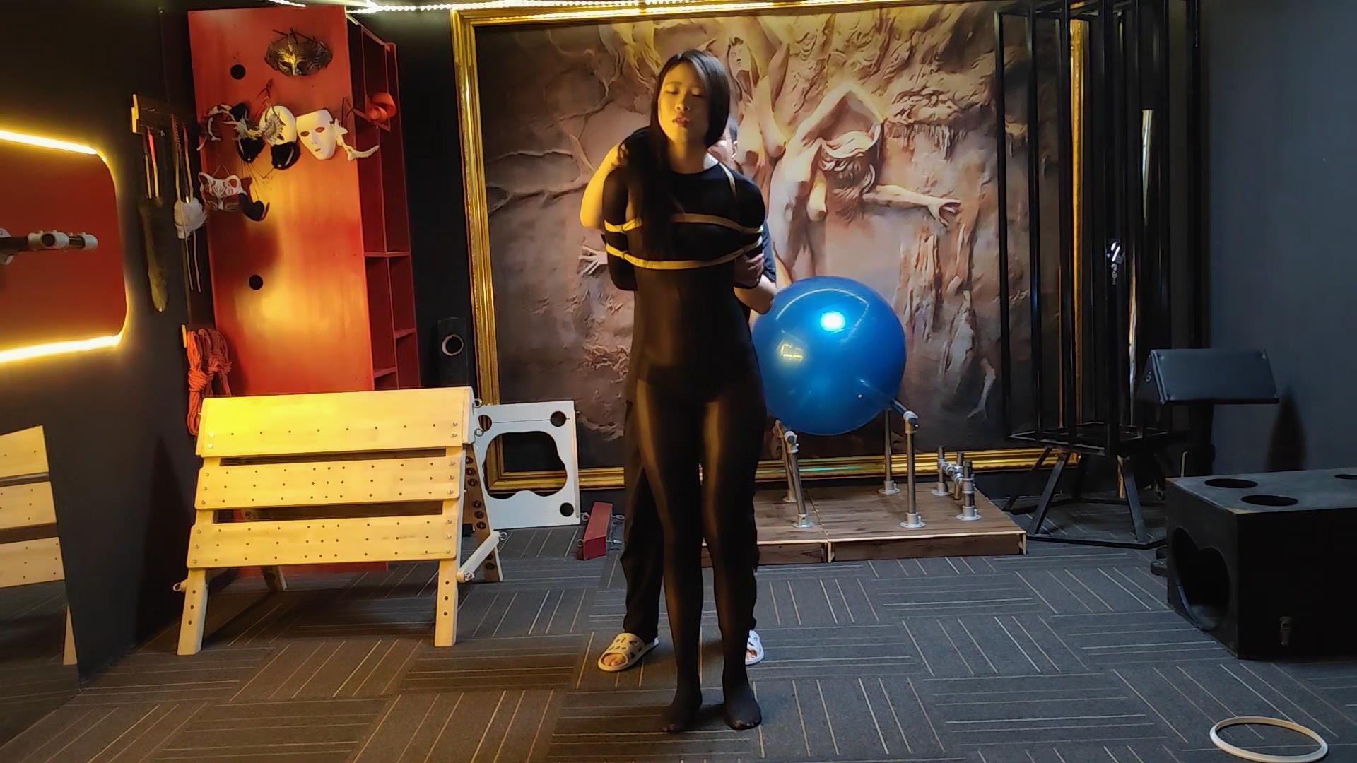 随心原创 杨蕊 黑色马油连体衣 木马笼子[00_05_27][20260208-192848].jpg