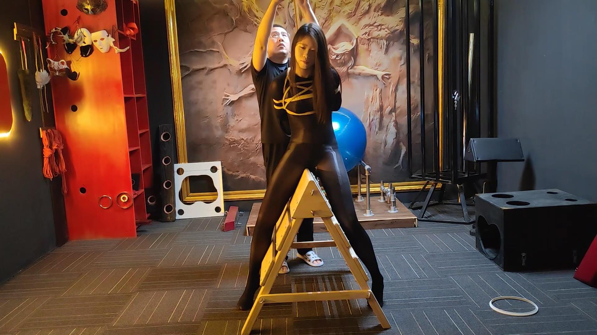 随心原创 杨蕊 黑色马油连体衣 木马笼子[00_11_04][20260208-192850].jpg