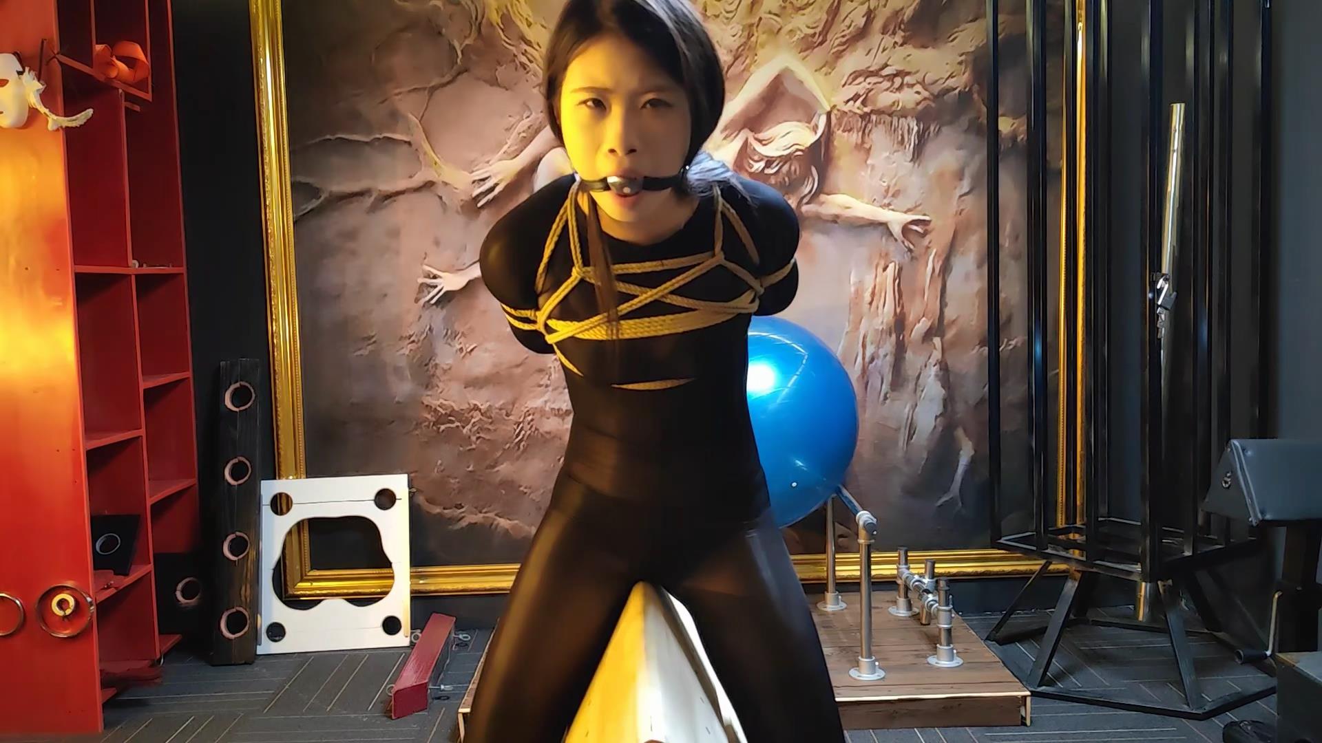 随心原创 杨蕊 黑色马油连体衣 木马笼子[00_16_05][20260208-192858].jpg