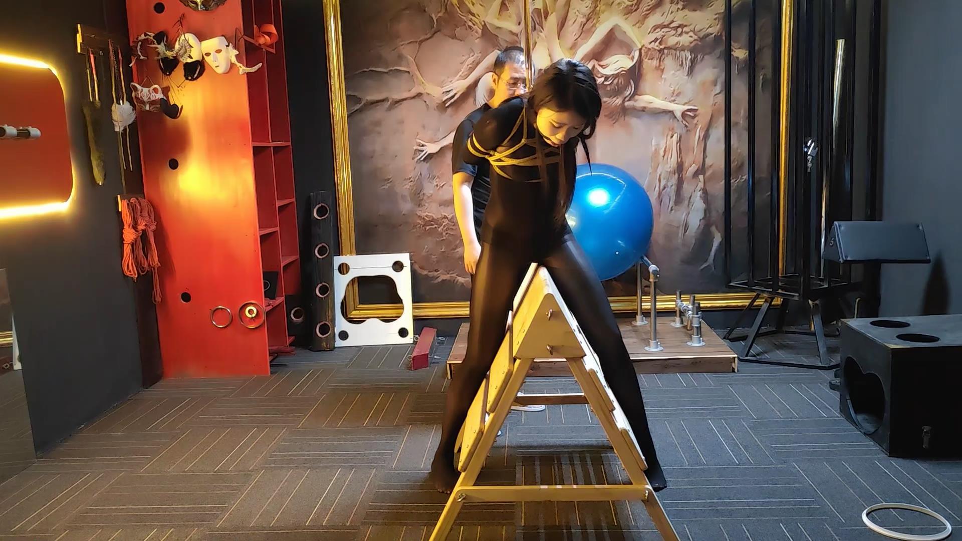 随心原创 杨蕊 黑色马油连体衣 木马笼子[00_21_24][20260208-192900].jpg