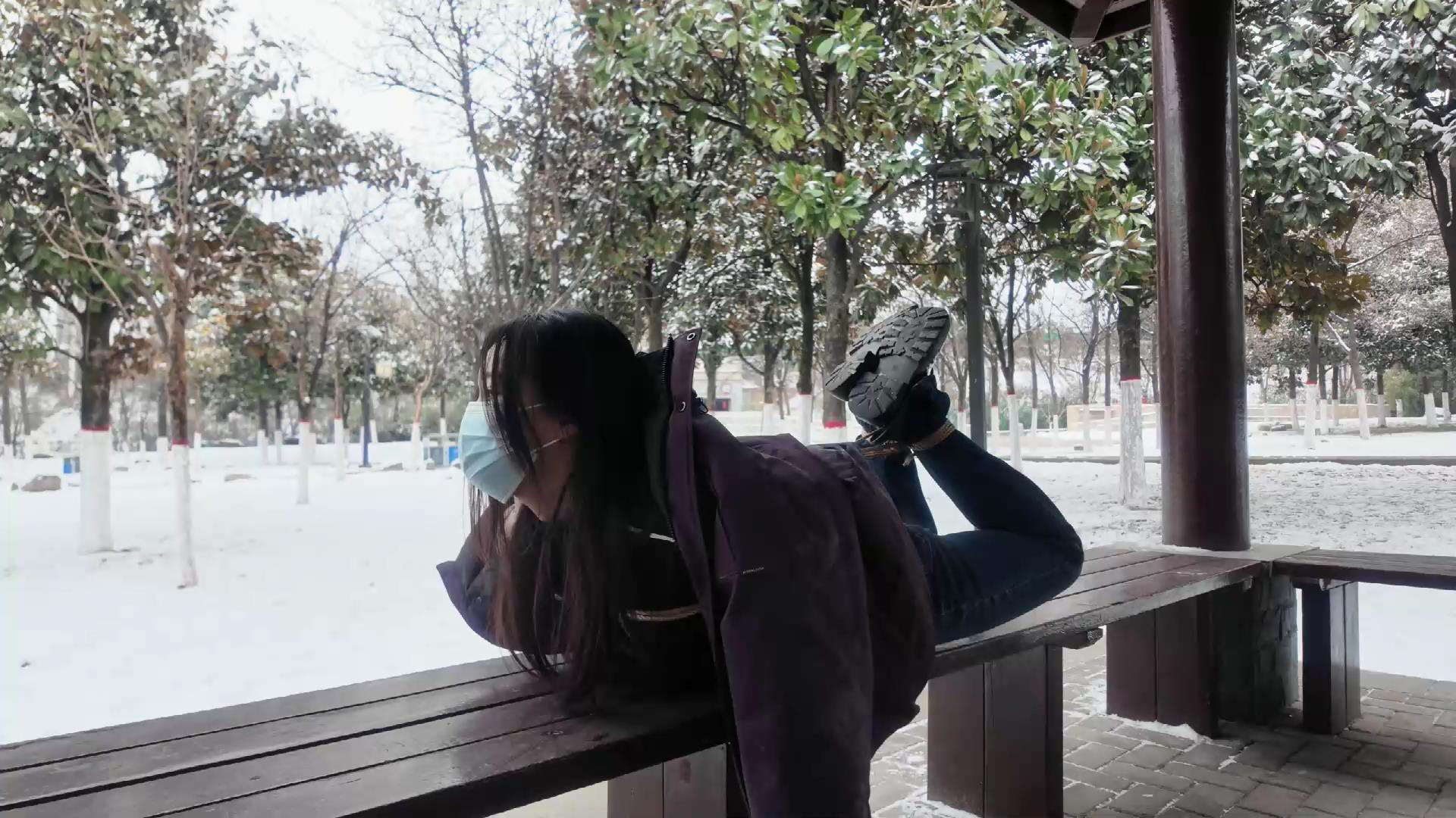 龙飞绳艺 冰天雪地 公园驷马放置挣扎真刺[00_02_14][20260213-200505].jpg