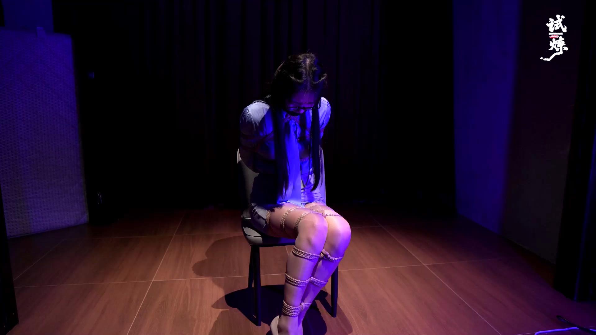 试炼 文质彬彬的眼镜妹被两层胶带封嘴紧缚[00_03_29][20260217-131732].jpg