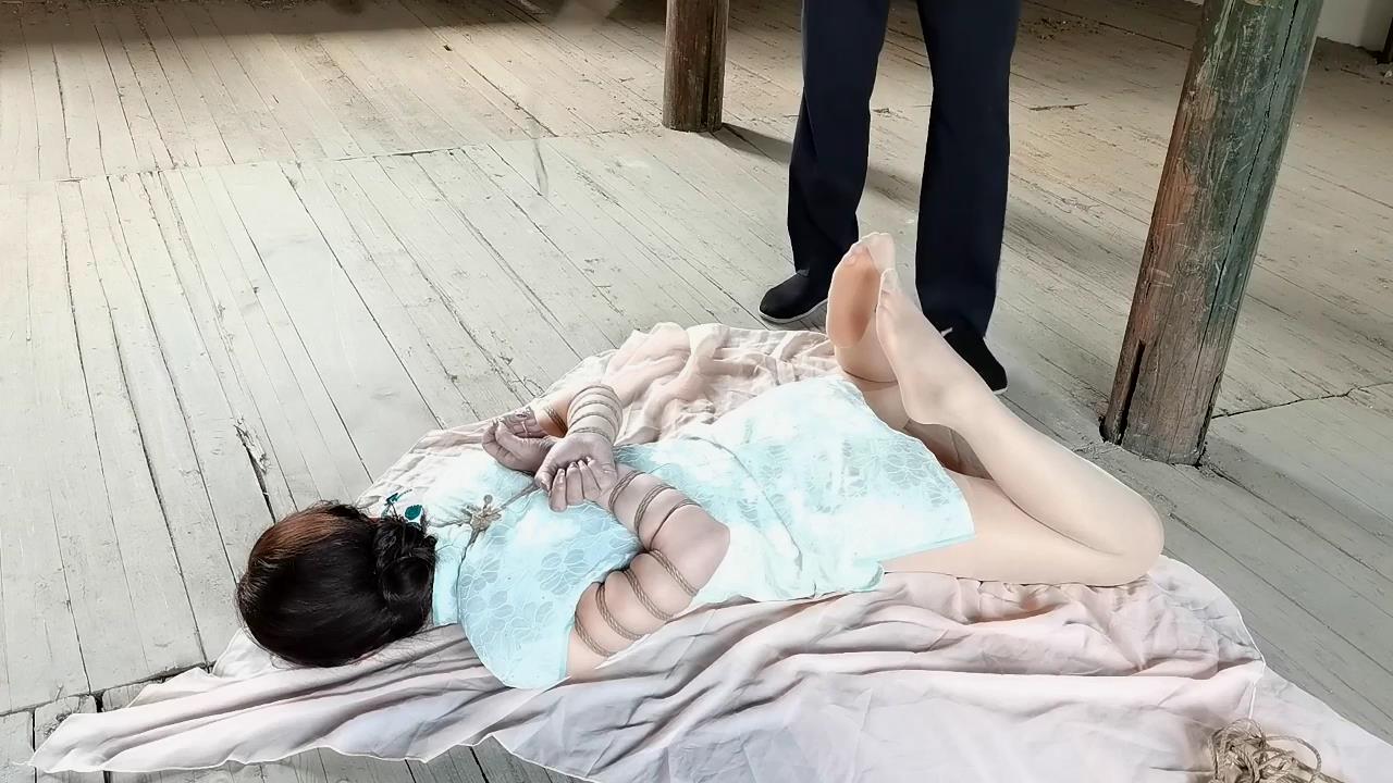 锐度主张-嫣儿旗袍肉丝裸足五花驷马吊缚 [00_09_38][20260303-152856].jpg