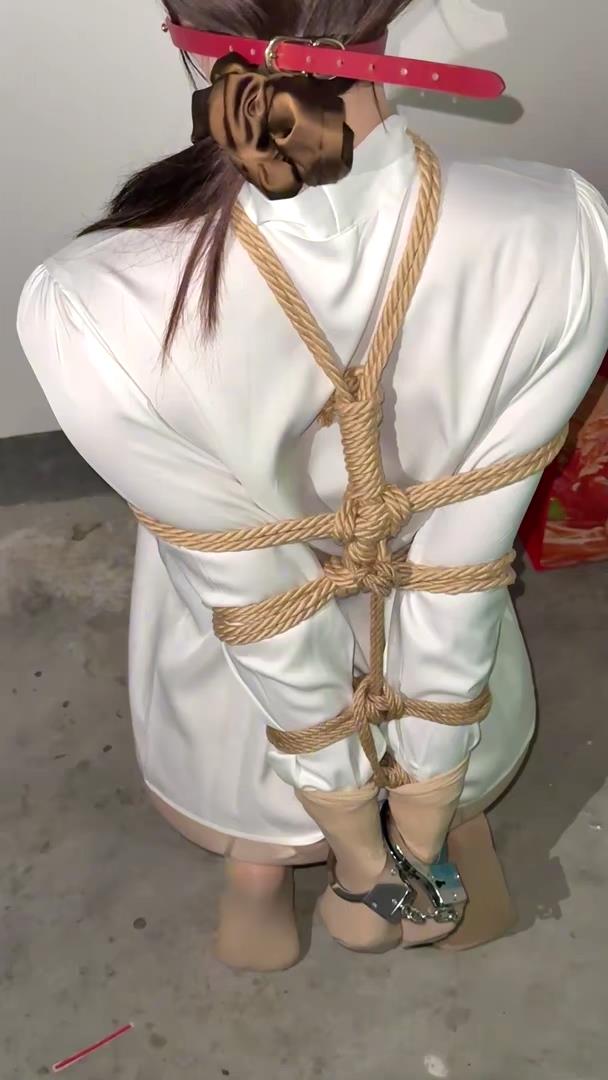 眼眸出品 户外楼梯直臂脱缚挑战[00_13_31][20260312-095745].jpg