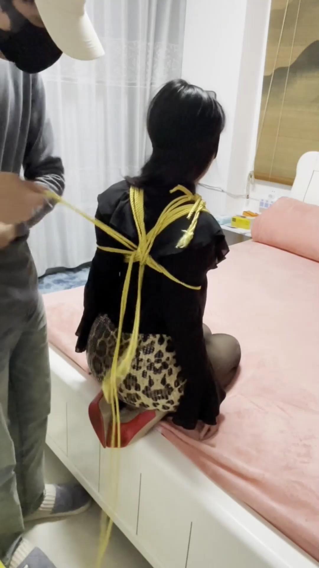 金垚创作 豹纹黑丝，红底高跟，三重各种袋[00_02_50][20260313-102709].jpg