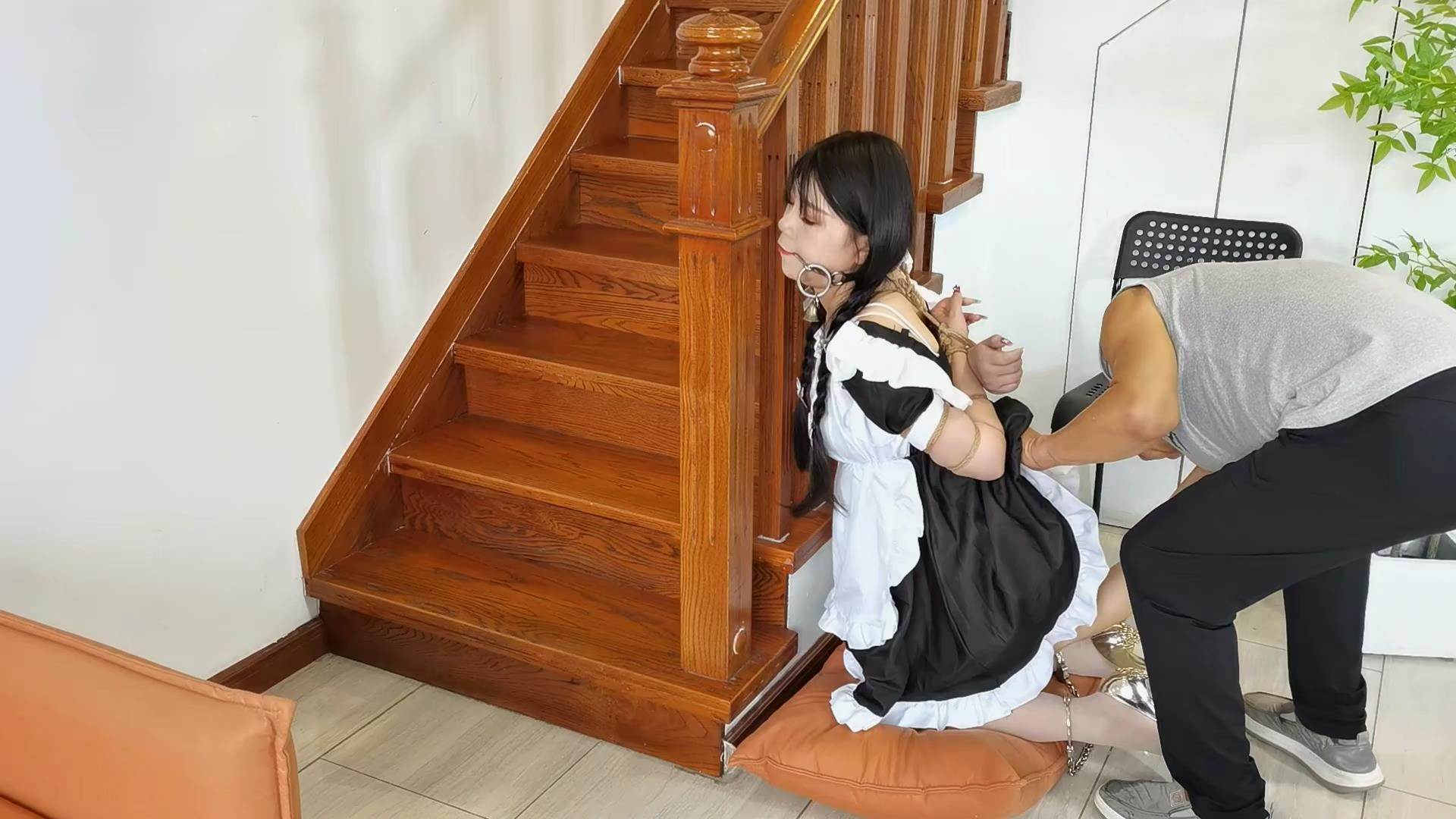 锐度主张-家暴系列 嫣儿女仆装口枷做家务[00_07_15][20260321-110913].jpg