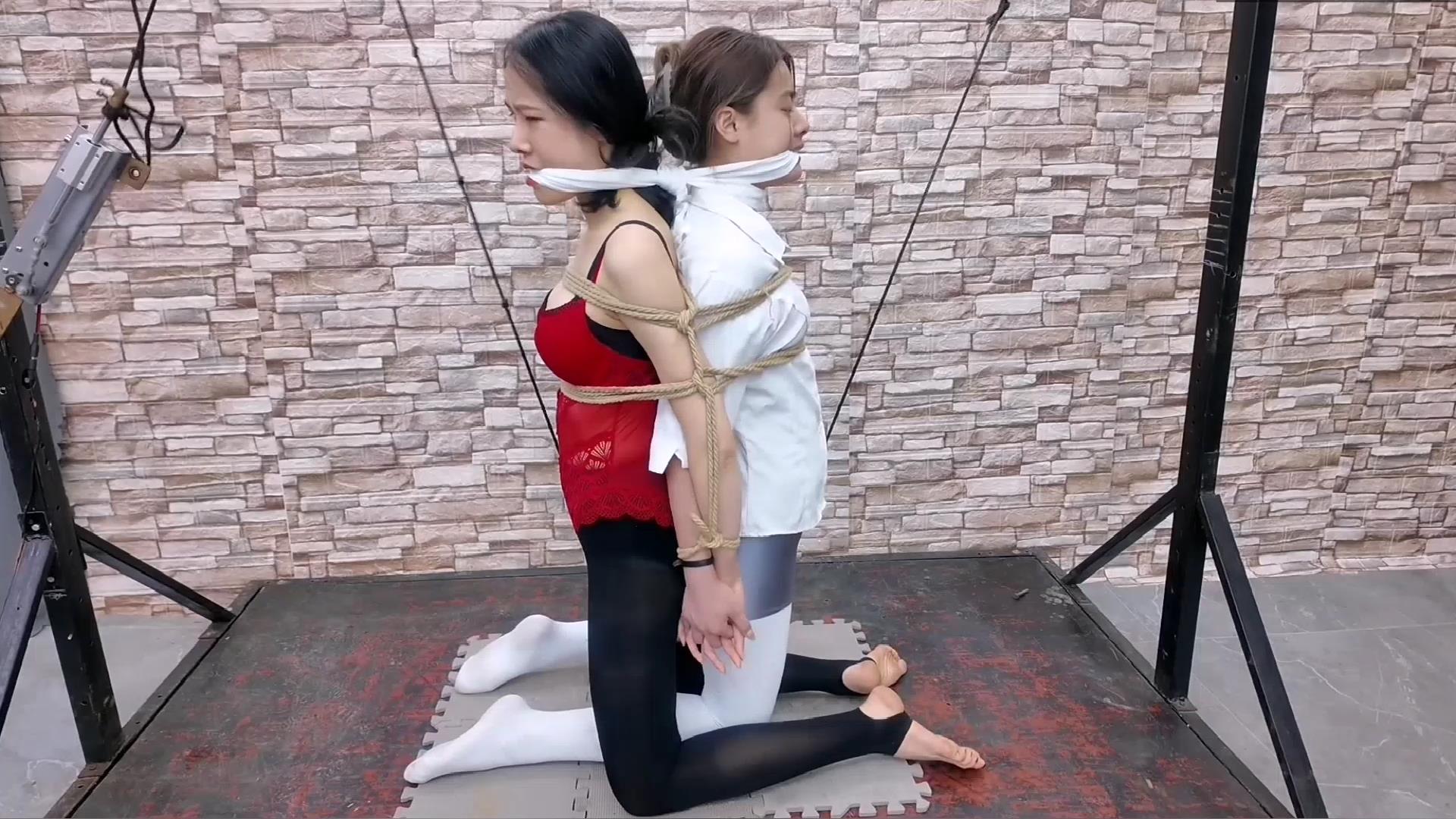 飞天原创 将艺仙儿和希希相互背缚,电击,[00_01_00][20260415-075317].jpg