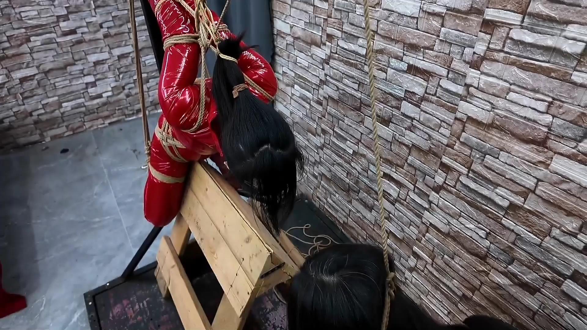 飞天原创 把女儿柔仙儿用木马直臂禁锢起来[00_14_17][20260417-111221].jpg