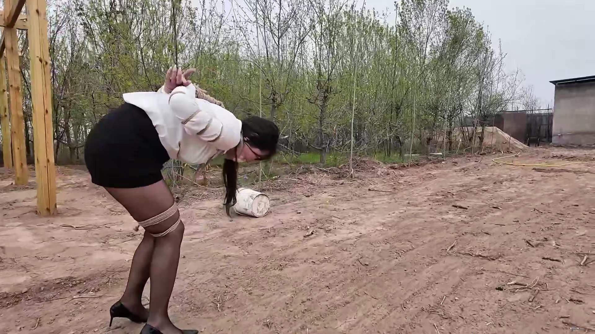 一绳所爱-野外逃亡 制服ol李然野外遭劫[00_16_38][20260427-125306].jpg