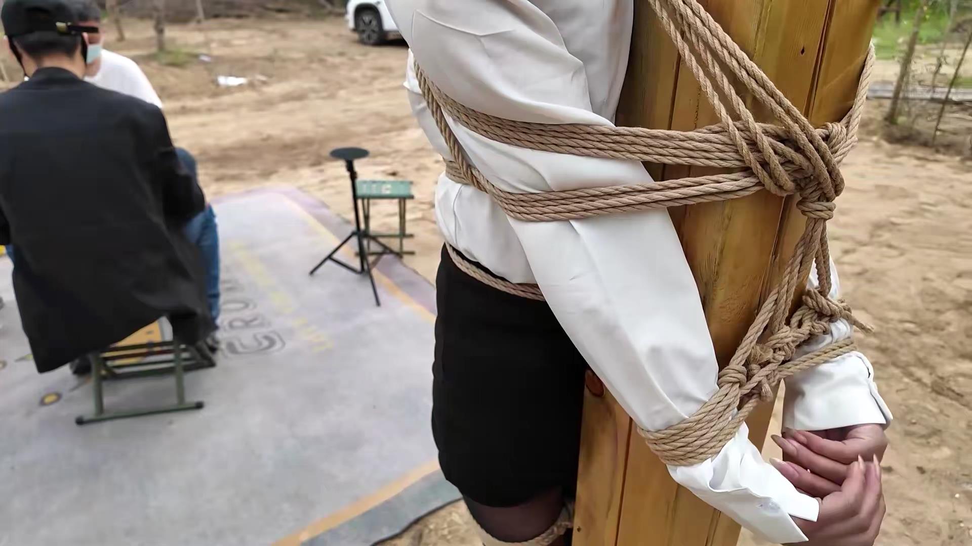 一绳所爱-野外逃亡 制服ol李然野外遭劫[00_44_22][20260427-125320].jpg