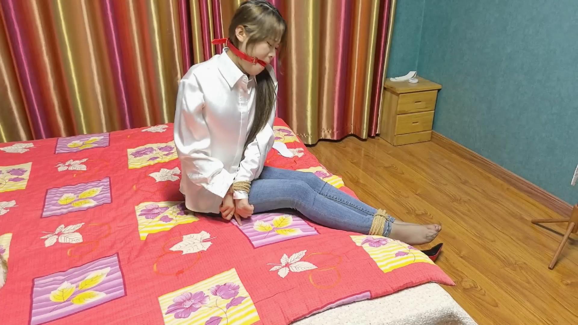 一绳所爱 美女空姐网购劫难[00_04_19][20260429-100457].jpg