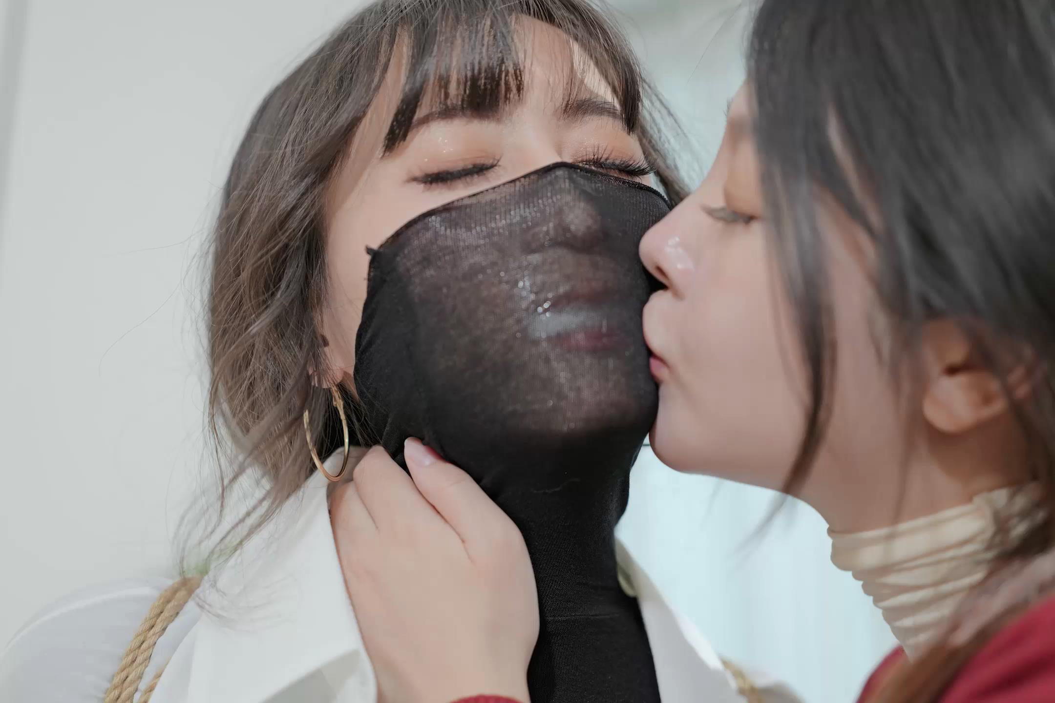 红鲤鱼-黑丝MMI 肉丝糖果双人百合梦[00_27_27][20260514-123712].jpg