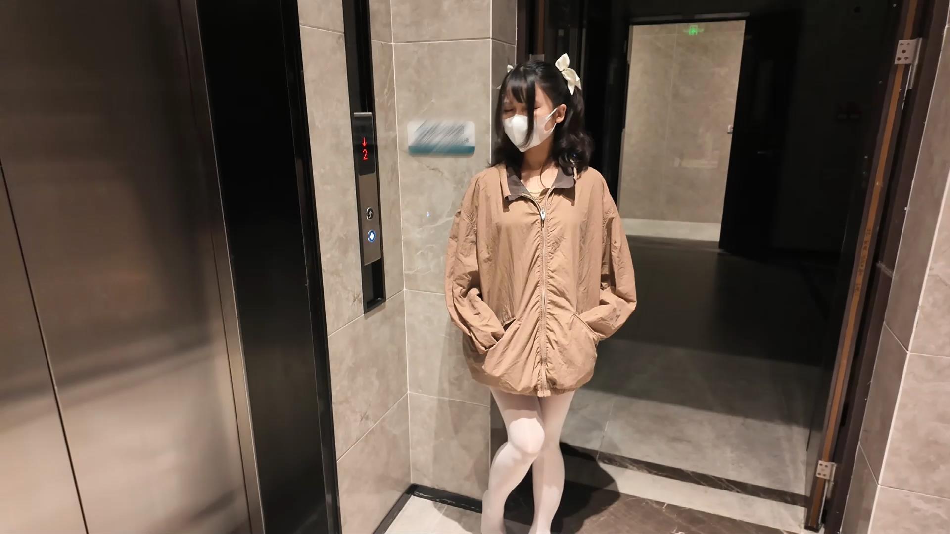 海砂工作室 雨天白丝光脚舞蹈服露出强高 [00_05_34][20260514-123952].jpg