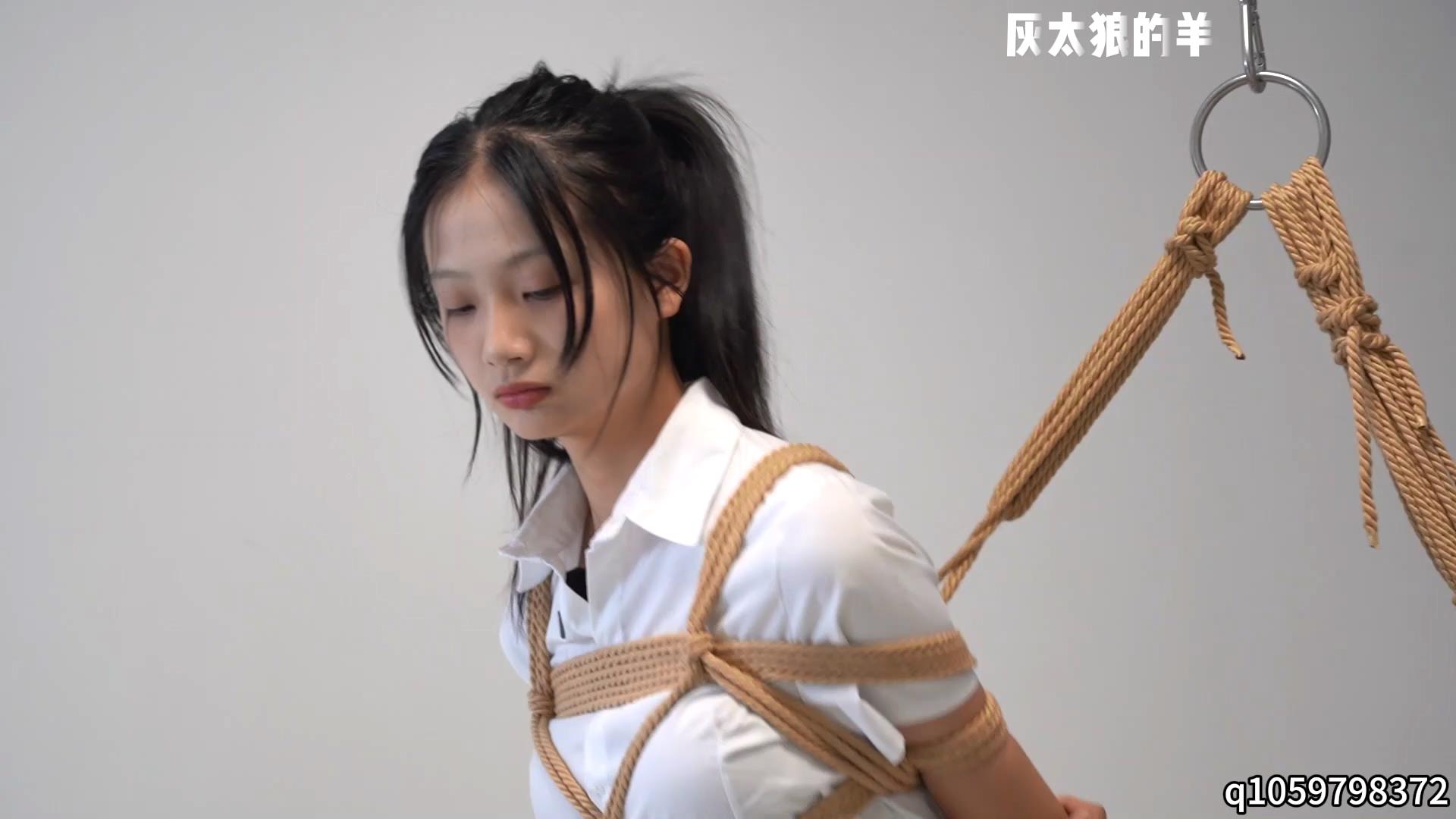灰太狼的羊 长腿肉丝美女用脚玩游戏机，因[00_17_17][20260521-104919].jpg